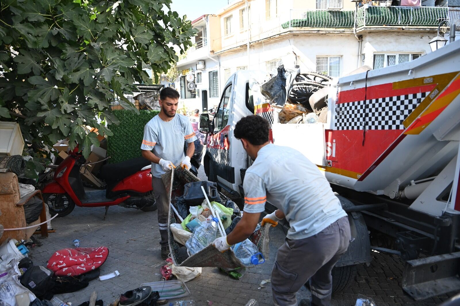 Kusadasi Belediyesinde Cevre Seferberligi Suruyor 689651 87635E