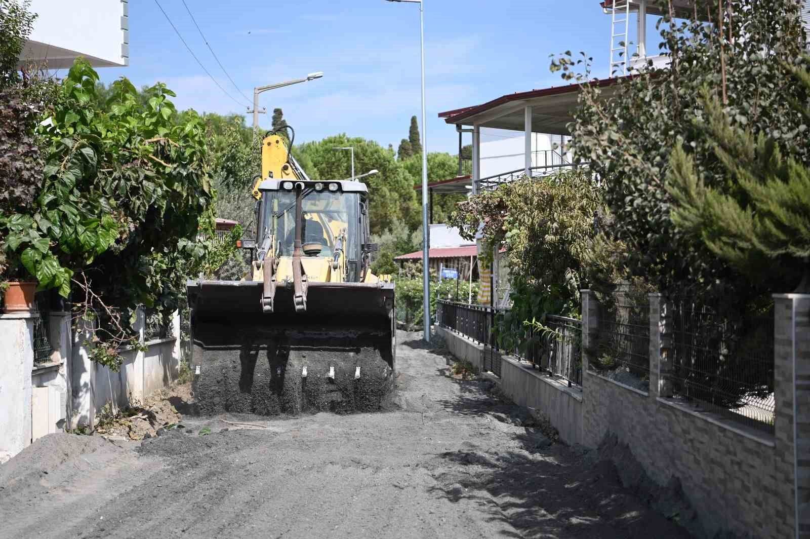Kuşadası Karaova’da 7 bin metrekarelik yol yenilendi