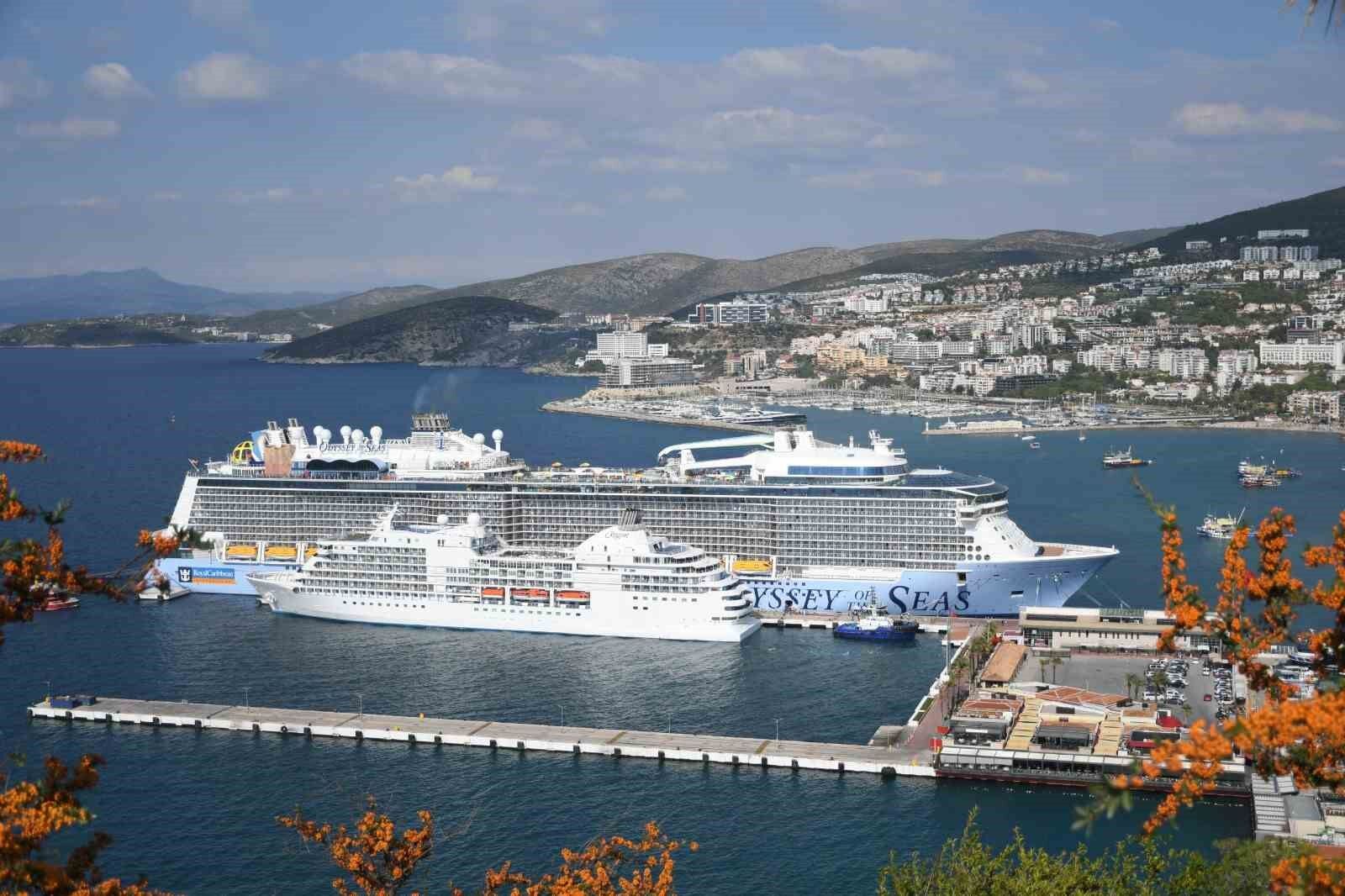 Kusadasi Na 2 Kruvaziyerle 4 Bin 694 Turist Geldi 1790777401048 14696