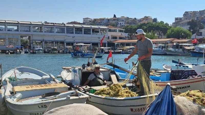 Kusadasinda Tezgahlarda Balik Senligi Basladi 689439 72435E