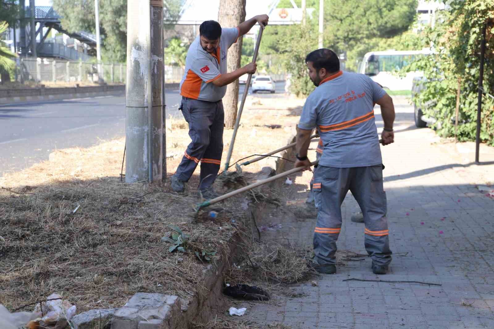 Nazilli Belediyesi Nden Devlet Karayolunda Temizlik Calismasi 1789736413421 472324