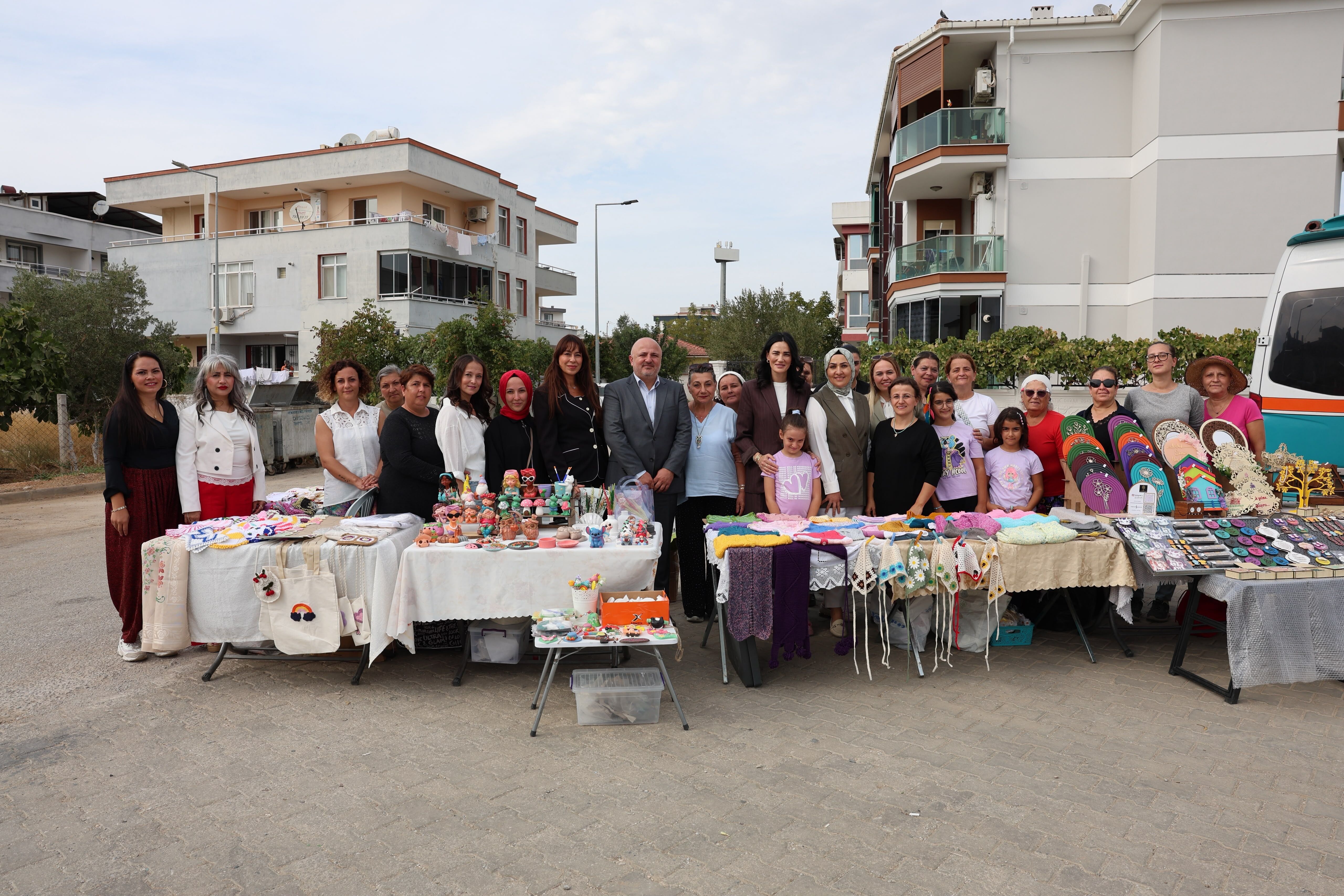 Sarıbaş, Menderes’te vatandaş ve üreticilerle buluştu