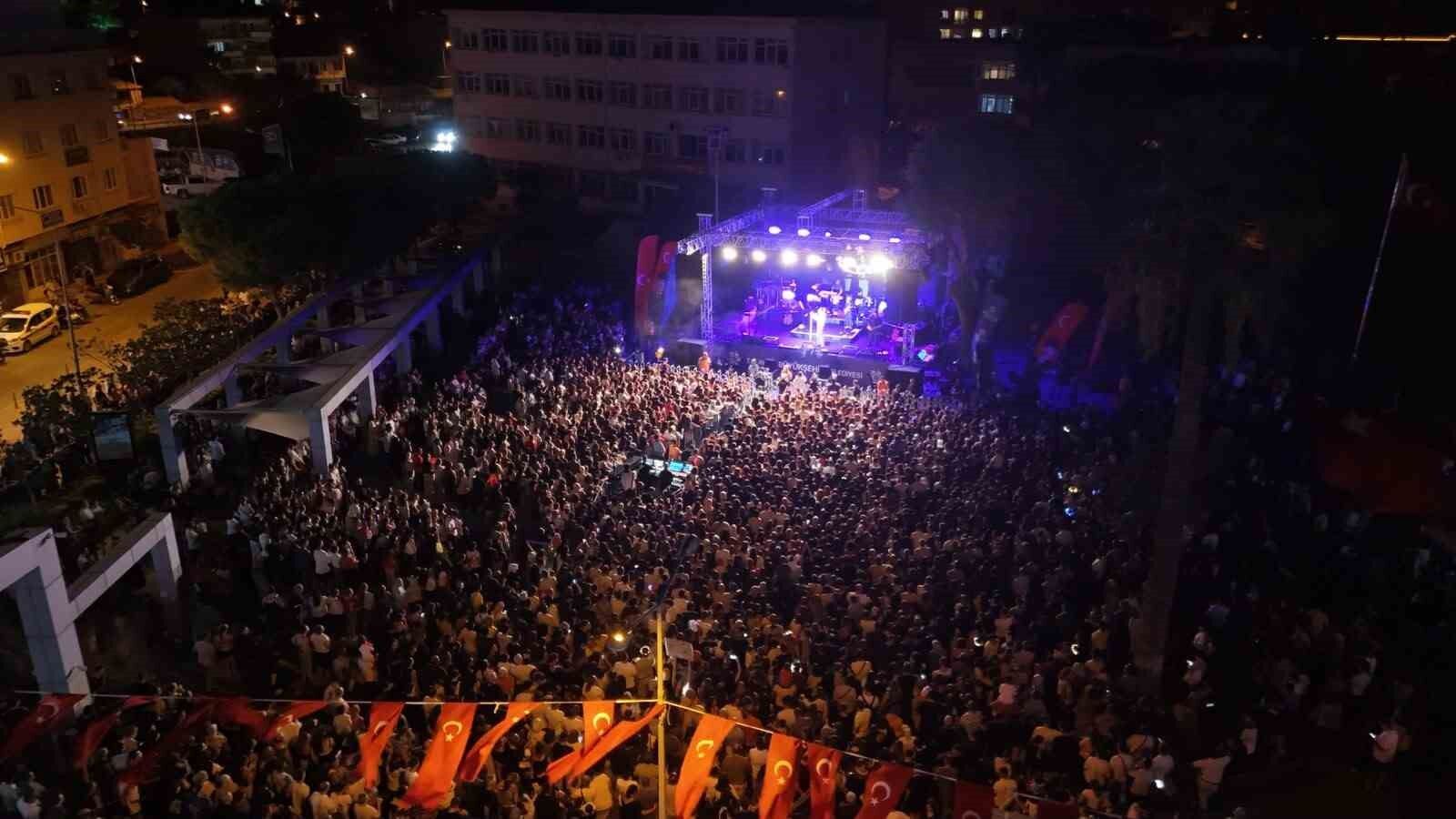 Soke De Kurtulus Gununde Unlu Sanatci Sahne Aldi 1788772219686 319783