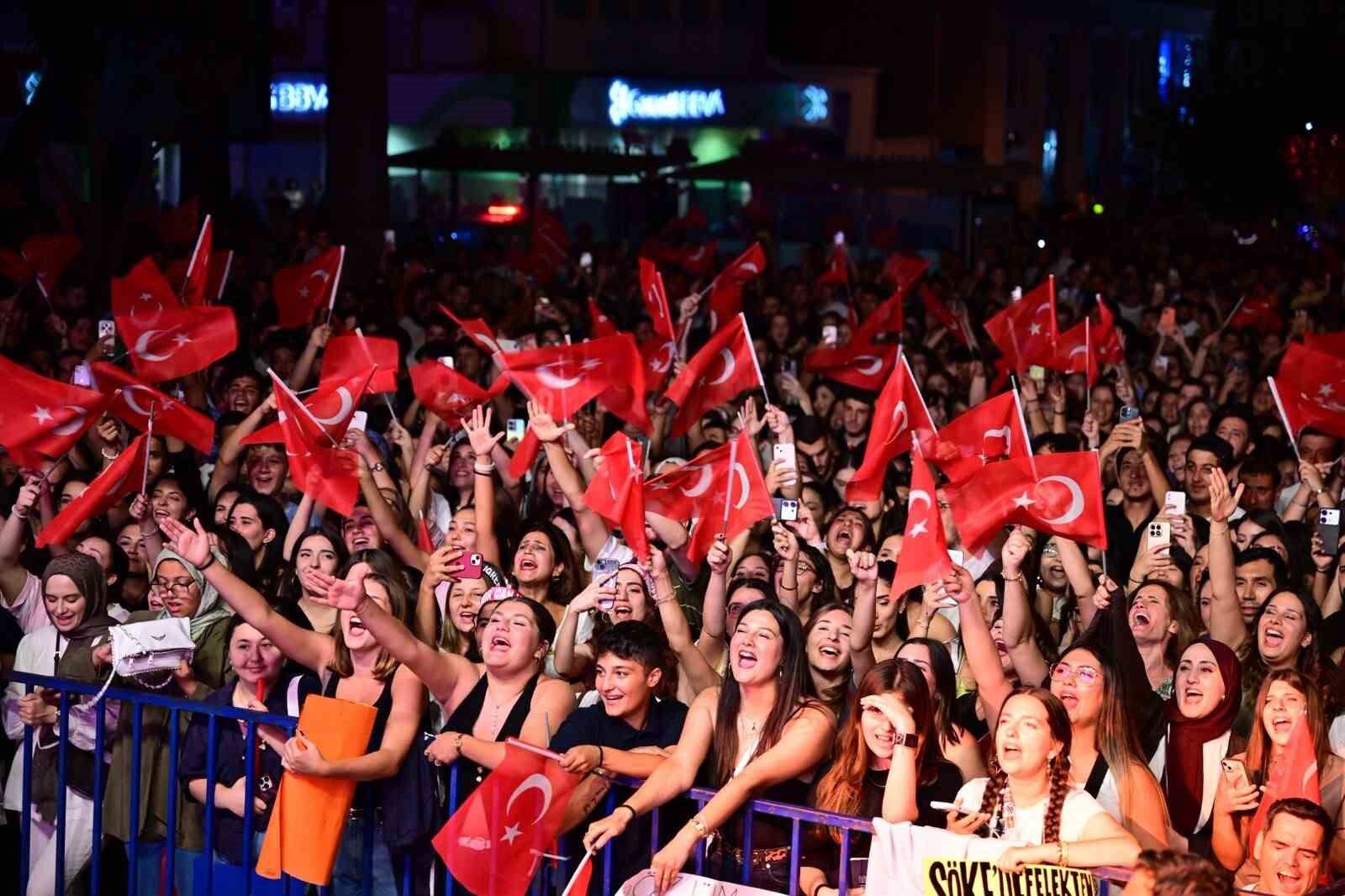 Soke De Kurtulus Gununde Unlu Sanatci Sahne Aldi 1788772221378 634155