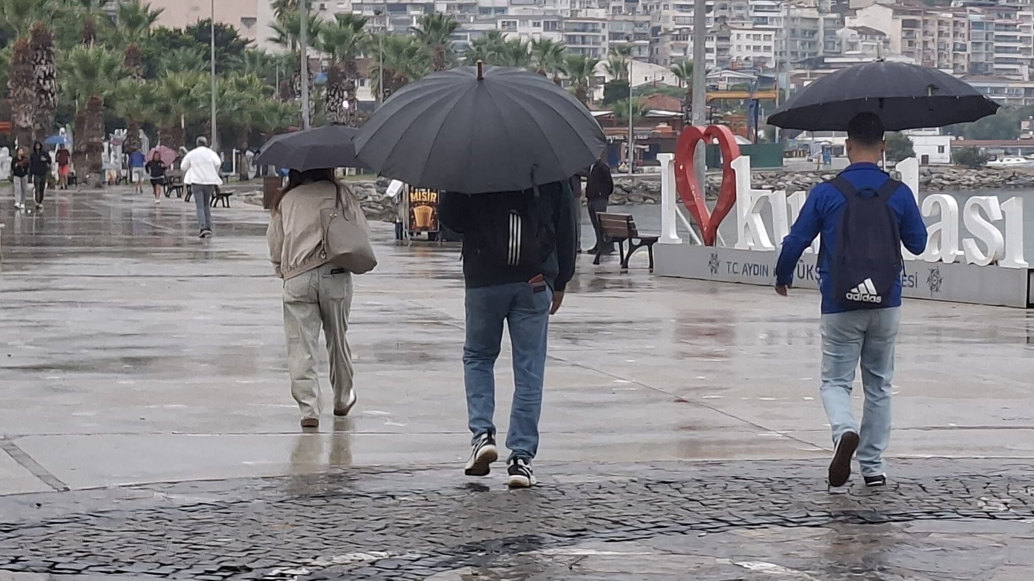 Sonbaharın ilk yağmuru Kuşadası ile buluştu