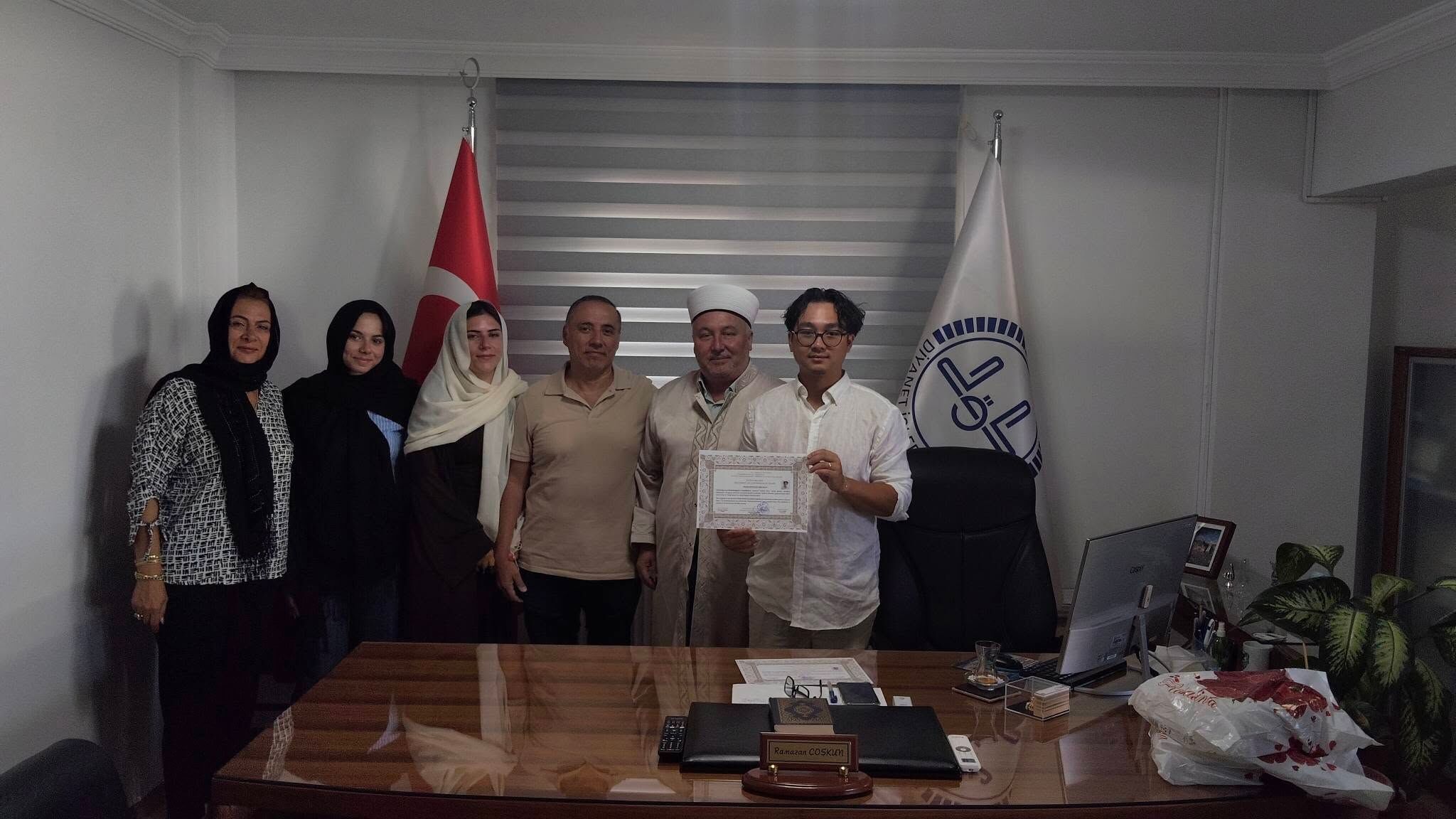 Vietnamli Genc Islami Secti Fatih Adini Alip Nikah Masasina 690200 9E2107