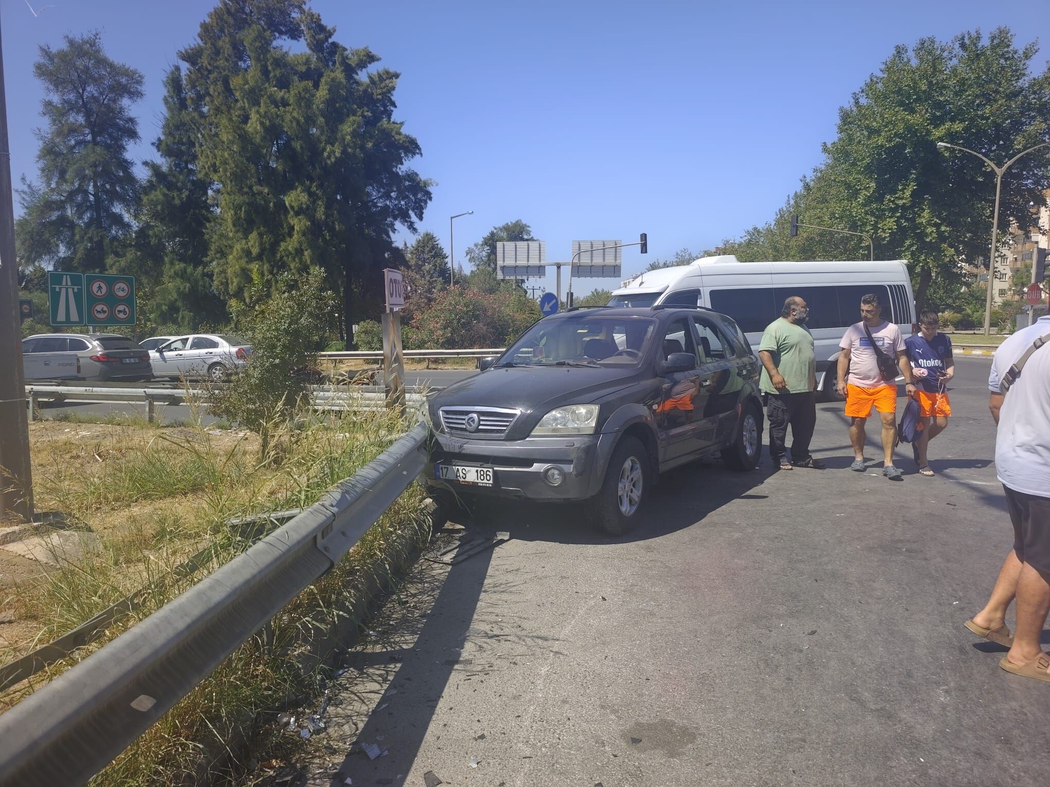 Kırmızı ışık ihlali zincirleme kazaya neden oldu: 3 yaralı