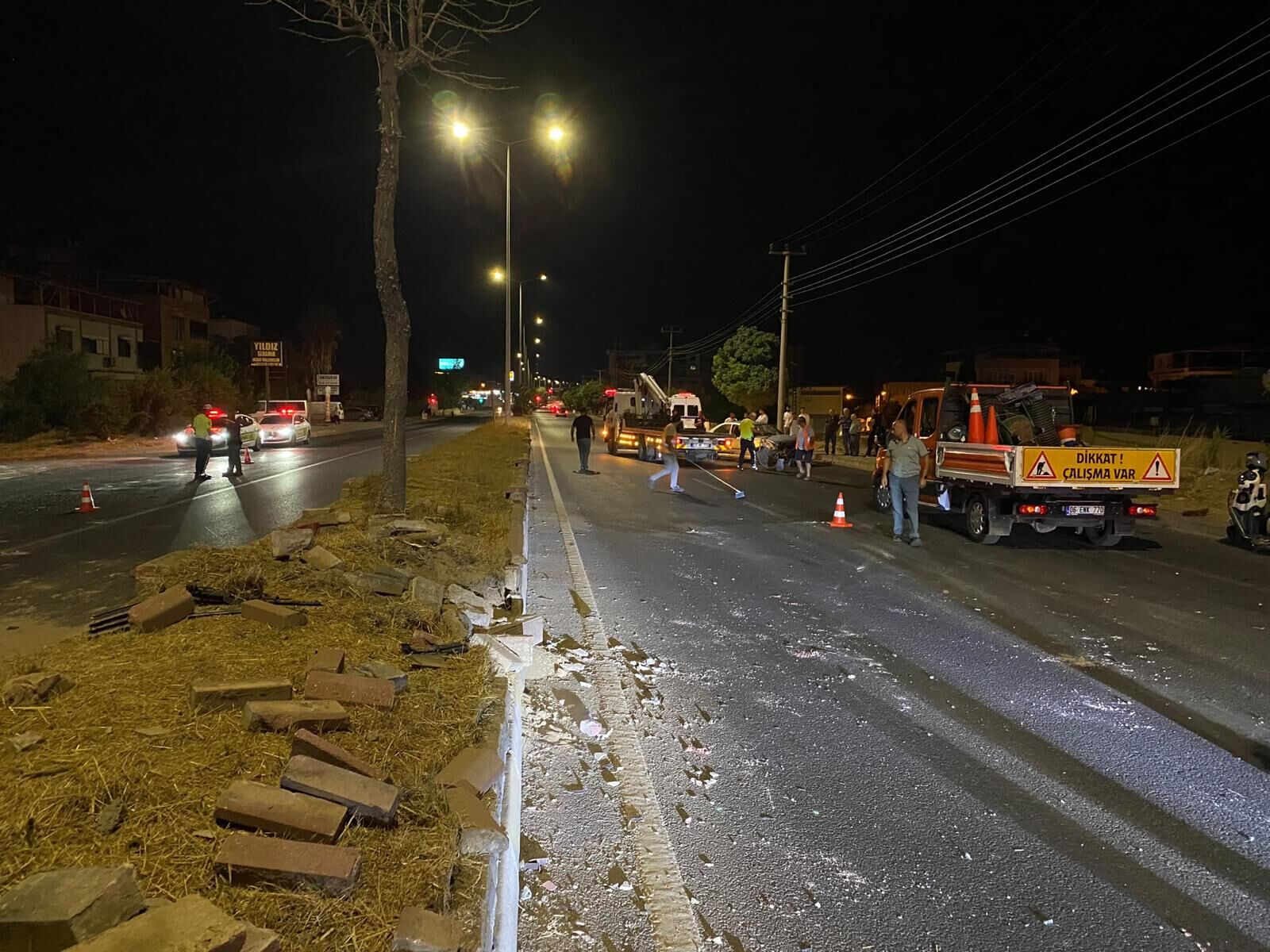 Nazilli'de kontrolü kaybedip refüje çarptı; 2 yaralı