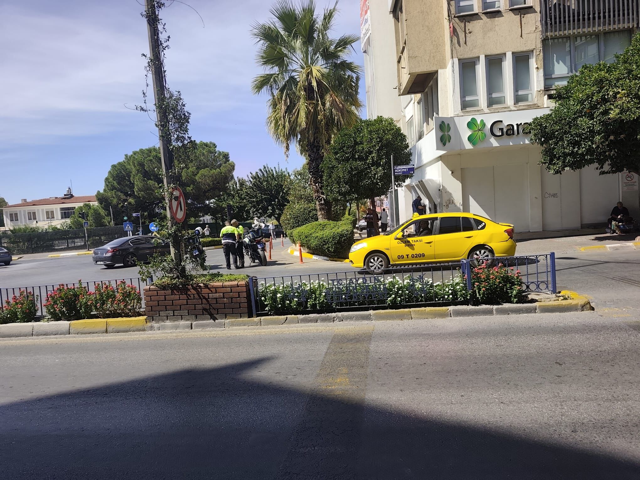 Yayalara yol verdi, kazaya neden oldu