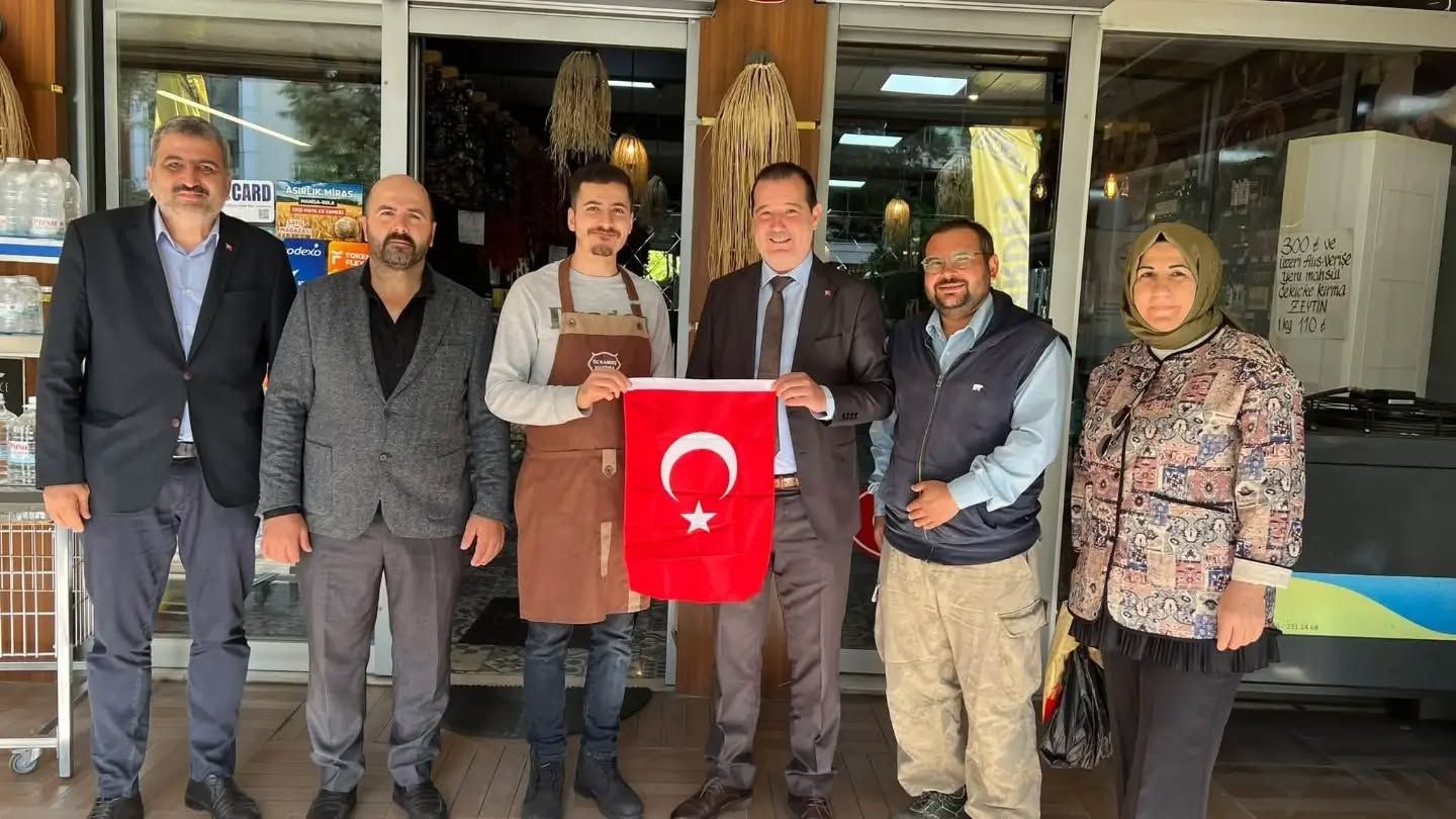 Ak Parti Efelerden Esnafa Bayrak Jesti 703383 4E8Ff7