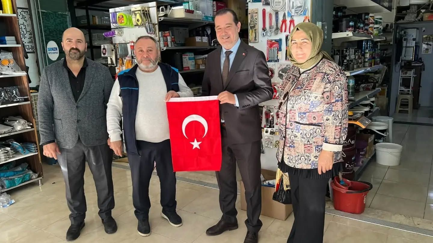 Ak Parti Efelerden Esnafa Bayrak Jesti 703383 52E9B1