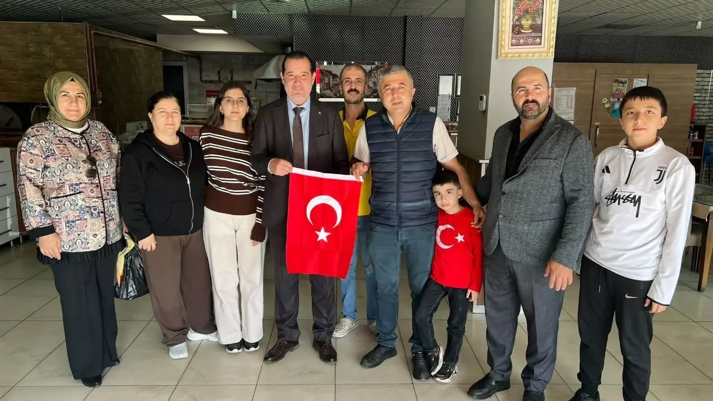 Ak Parti Efelerden Esnafa Bayrak Jesti 703383 Cc29D5