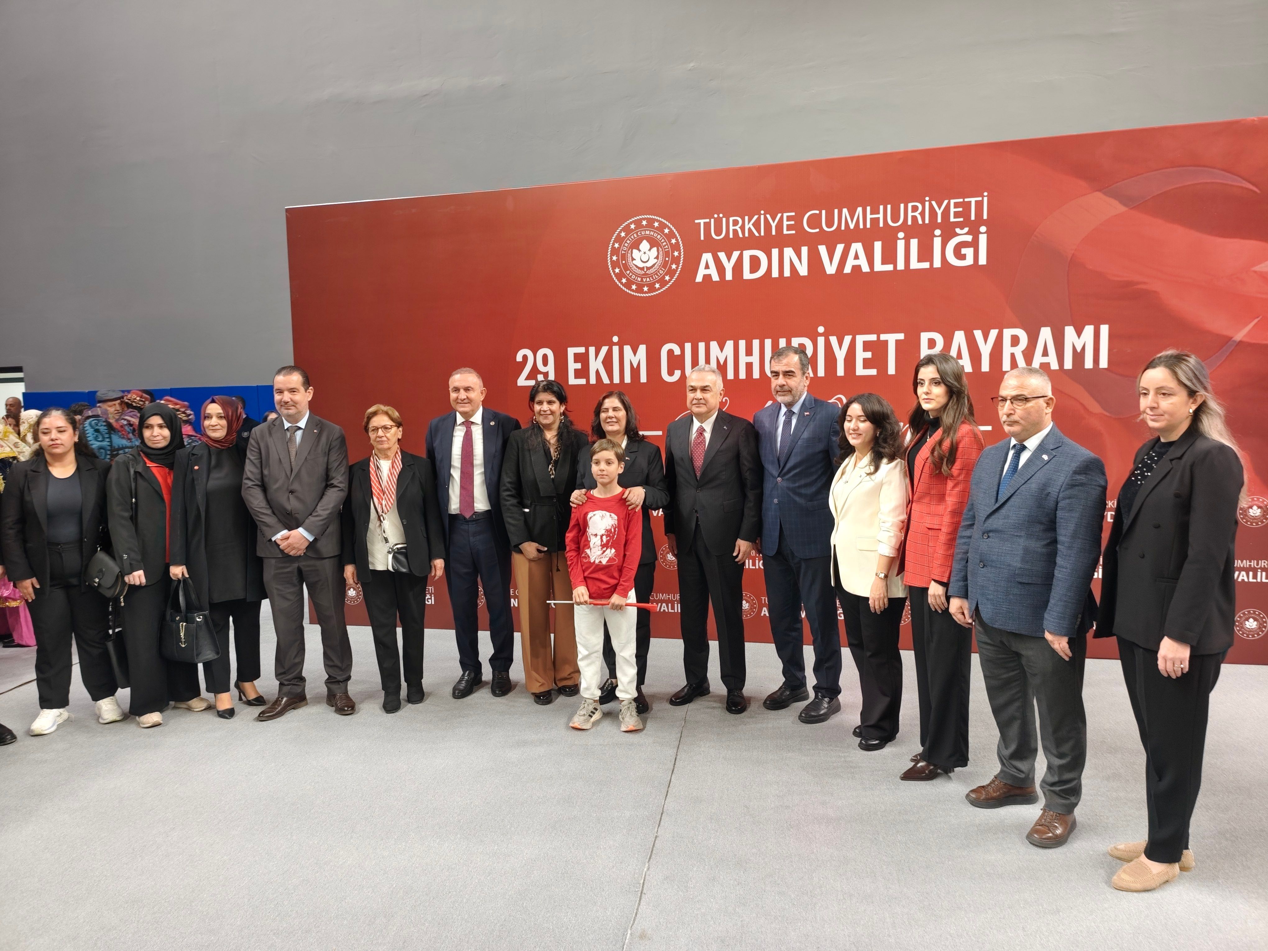 Ak Partiden Cumhuriyet Toreninde Govde Gosterisi 703361 A64019