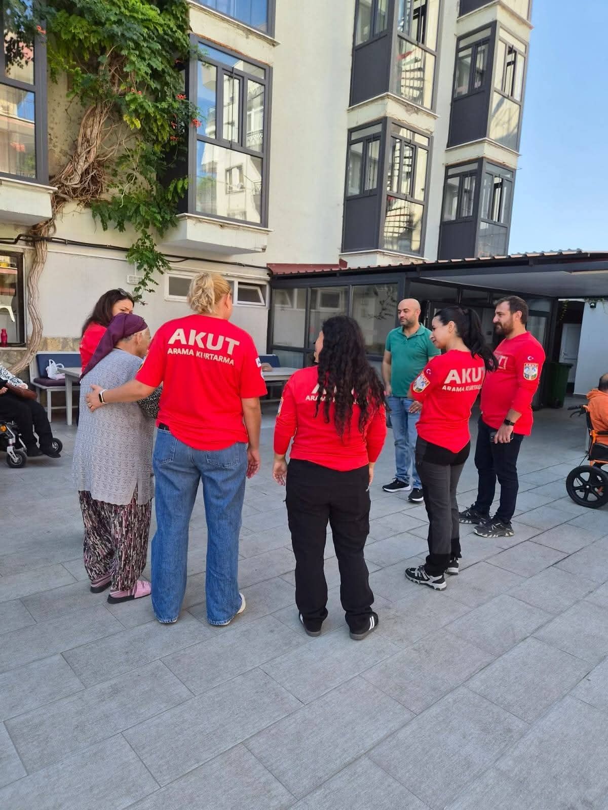 Akut Gonullulerinden Bakim Merkezine Anlamli Ziyaret 696768 A8E7C9
