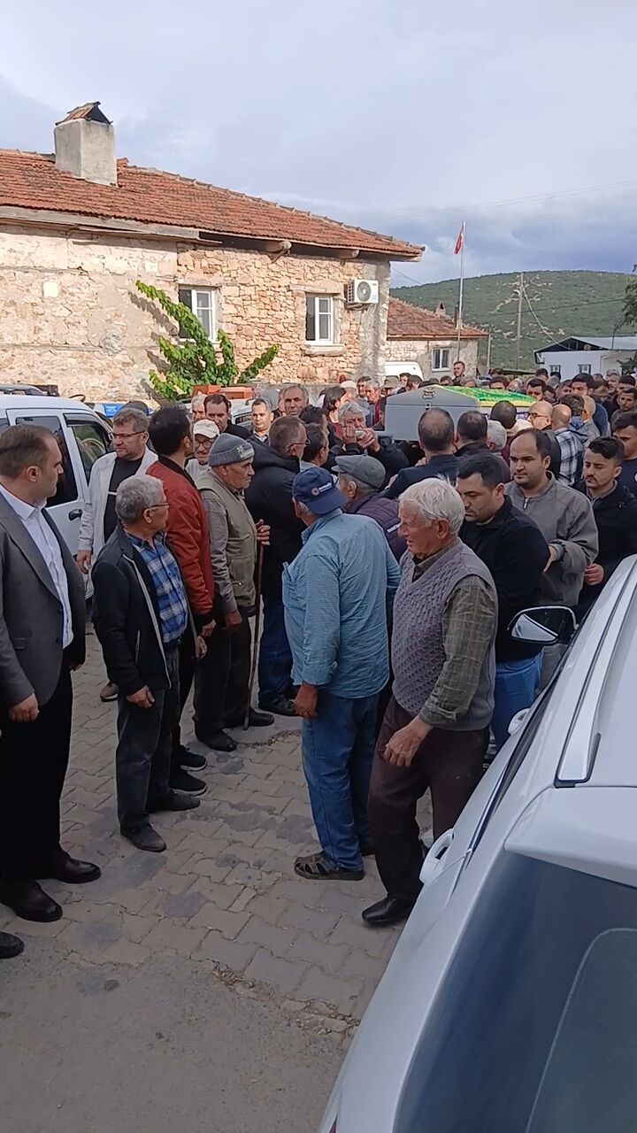 Annesi Defnedildikten 8 Saat Sonra Vefat Eden Tayfun Topraga 699434 8C3Ba9