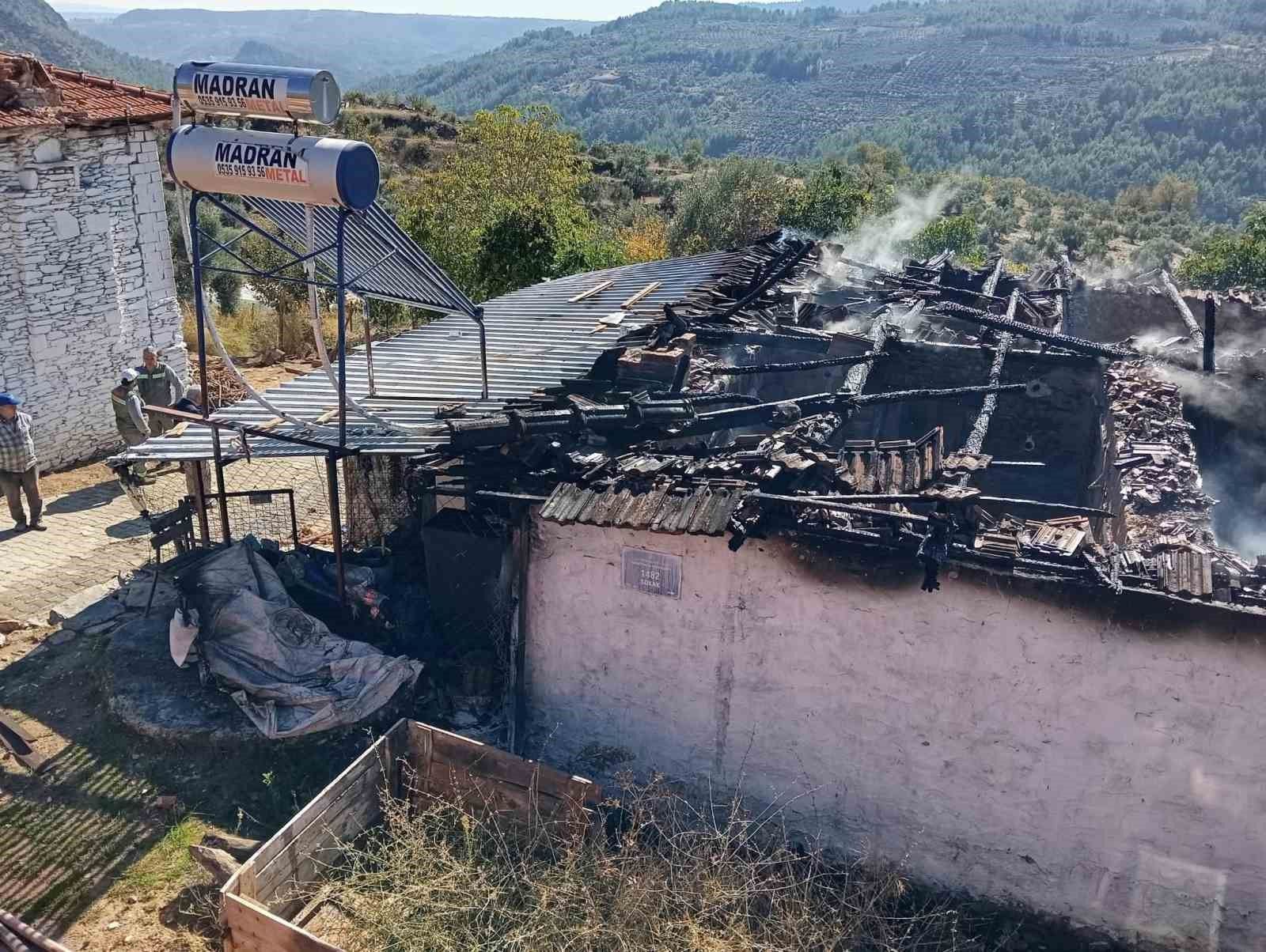 Bozdoğan'da yangın faciası! Bir ev küle döndü