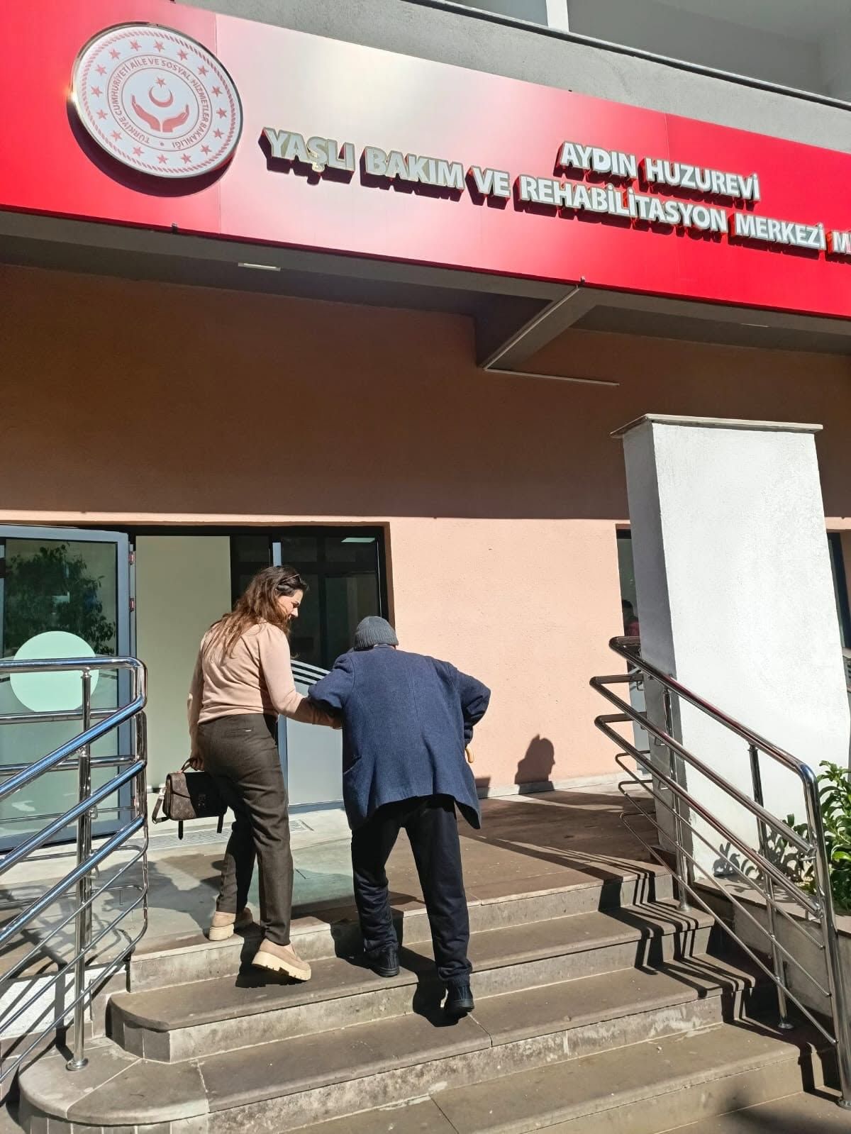 Aydin Muhtardan Duygulandiran Davranis 97 Yasindaki Dedeyi E 703560 A35880