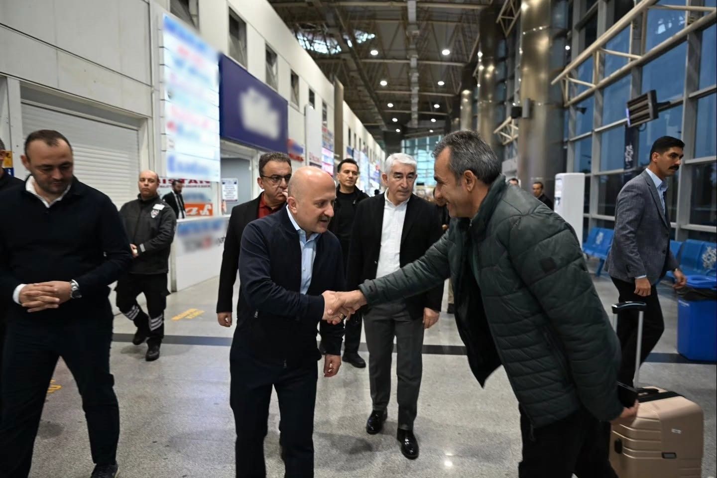 Aydin Valisi Varol Otobus Terminalinde Yolcularla Bulustu 1792240200586 613576