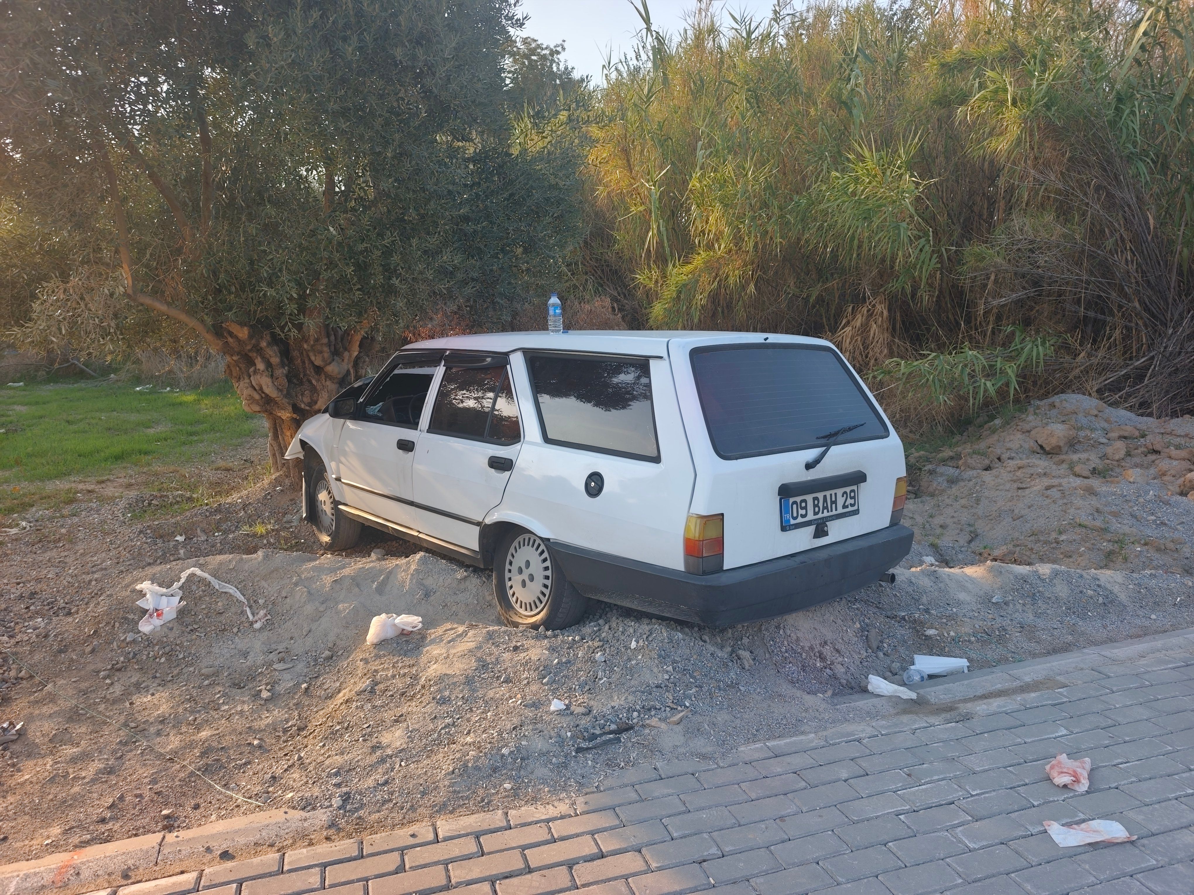 Aydın’da otomobil bahçeye uçtu: Karı koca ölümden döndü