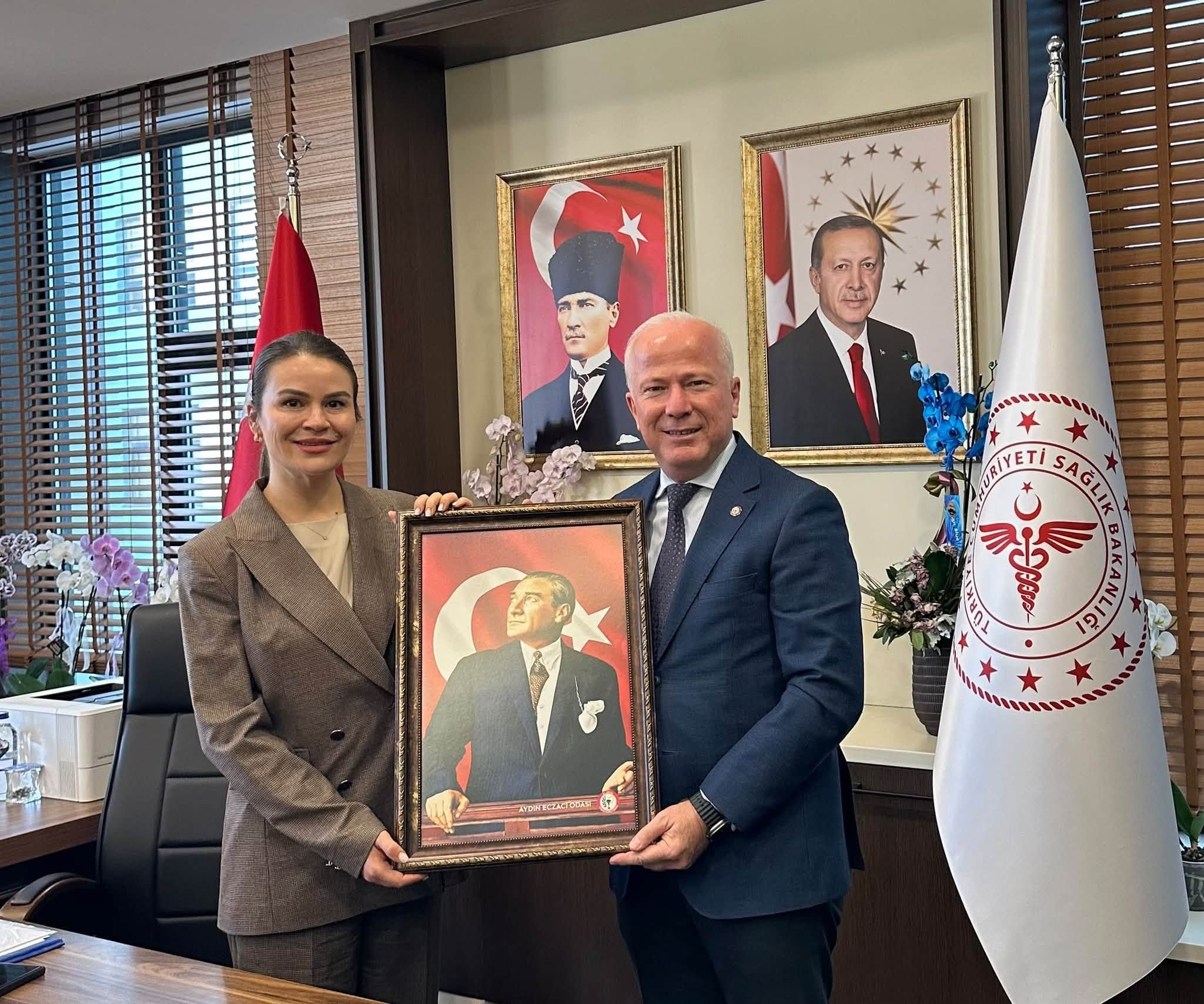 Aydinli Eczacilardan Bashekim Ozbagcivana Anlamli Hediye 701415 1B4Caa