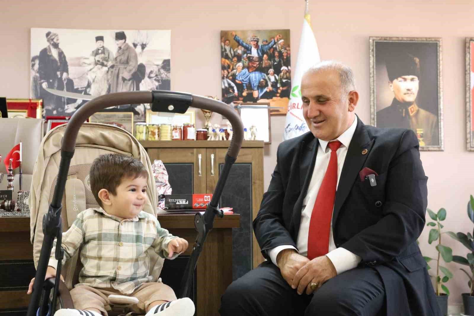 Başkan Kaya, minik Teoman ile buluştu