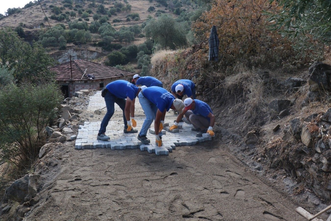 Bozdoğan Belediyesi Kamışlar Mahallesi’nde yolları yeniliyor