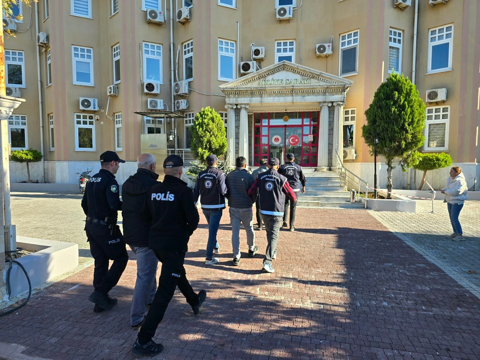 Didim’de göçmen kaçakçılığı operasyonu! 25 göçmen yakalandı, 3 kişi tutuklandı