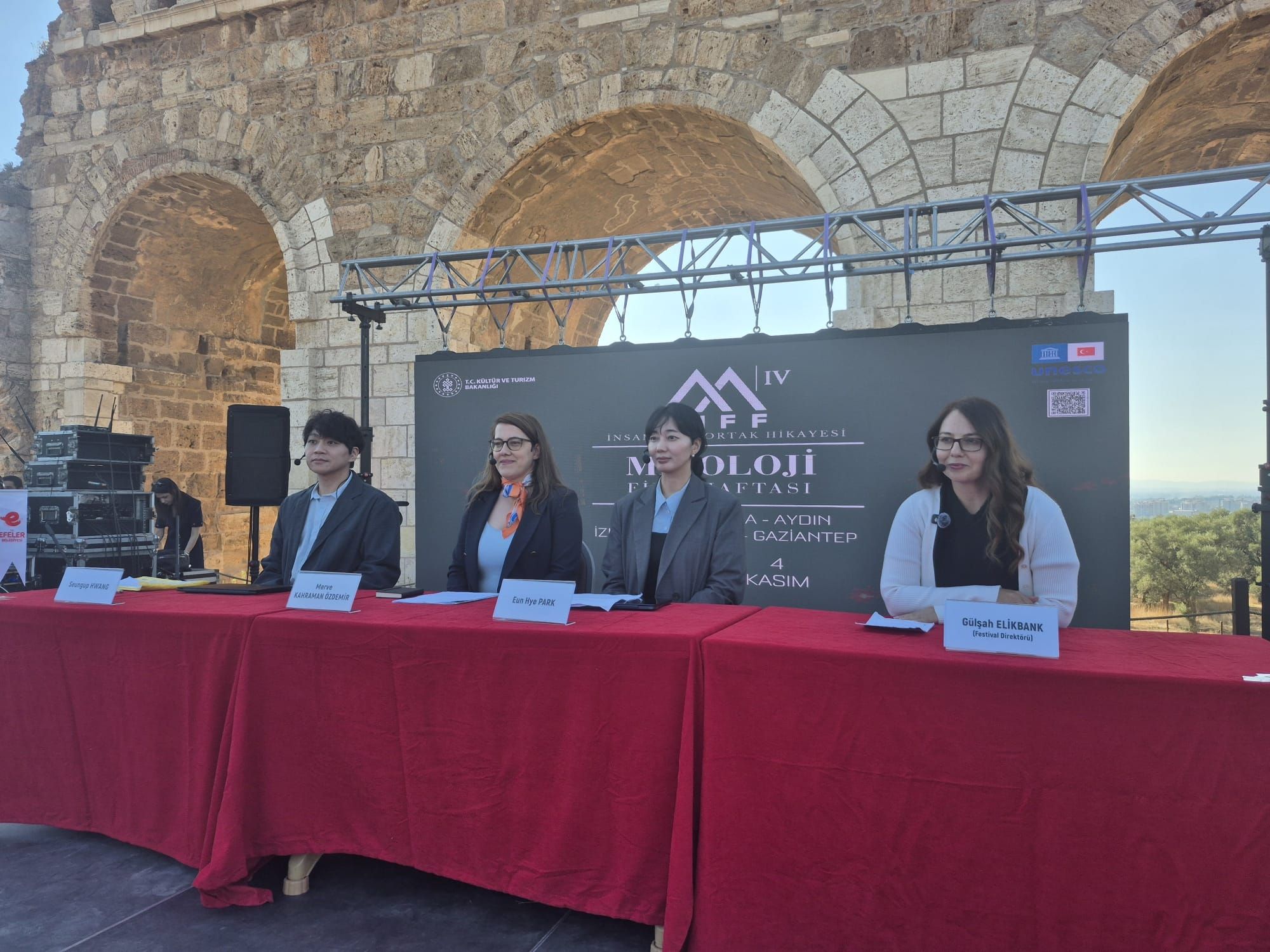 Efelerde Mitoloji Ruzgari Esti Kultur Ve Sanat Bulustu 701066 2Aa55B