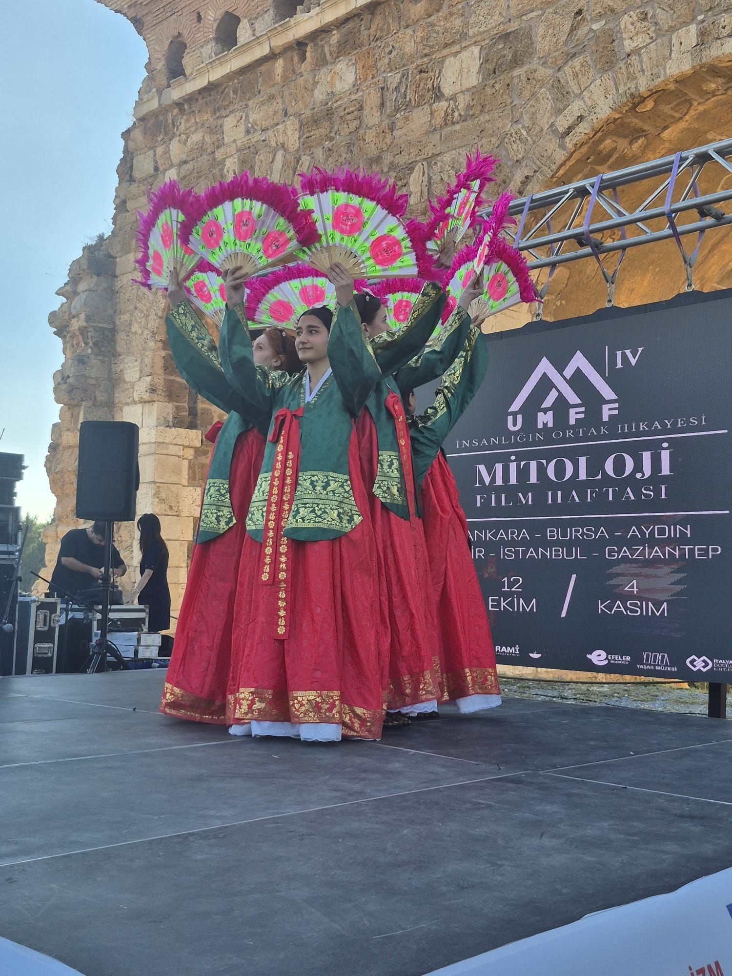 Efelerde Mitoloji Ruzgari Esti Kultur Ve Sanat Bulustu 701066 69333E
