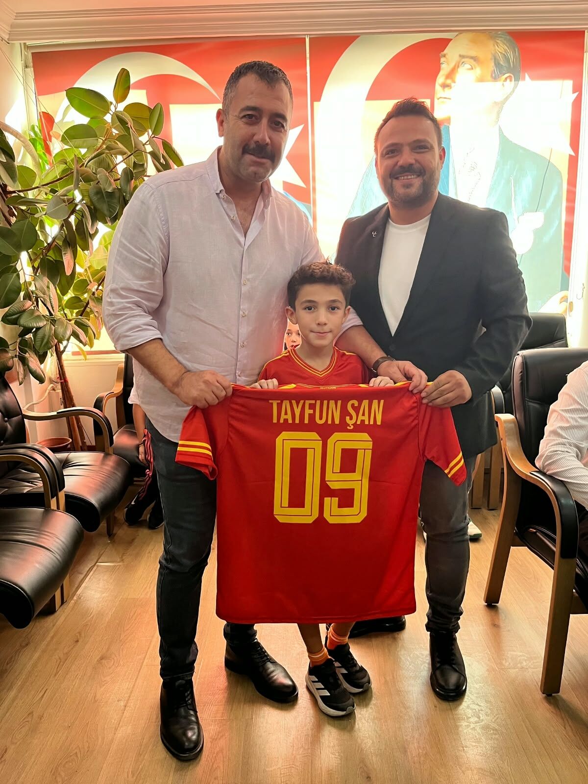 Genc Efe Spor Kulubu Mhpli Cihangiroglu Forma Hediye Etti 697021 6Ea592
