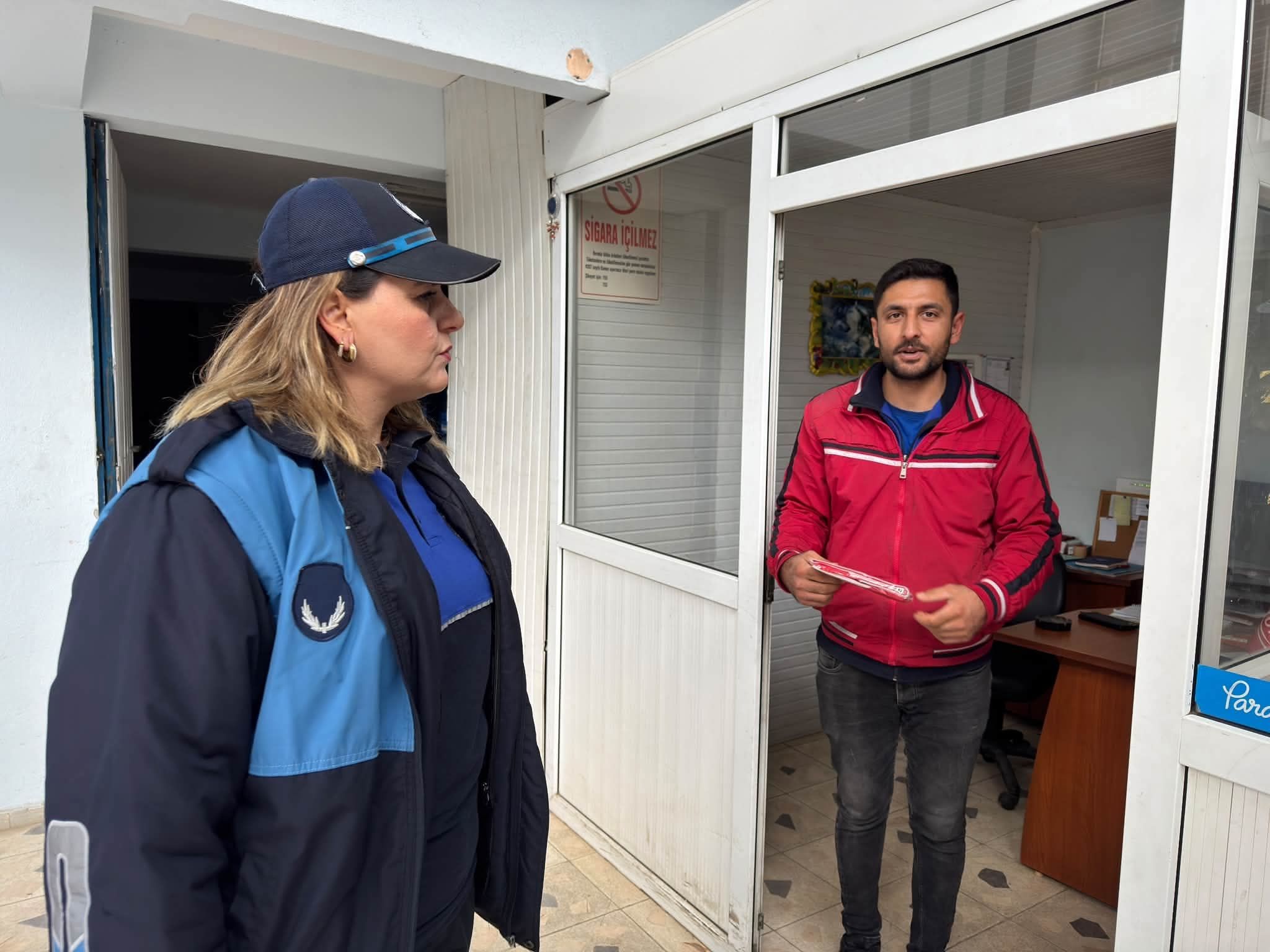 Karacasu Belediyesi Esnafa Turk Bayragi Dagitti Kirmizibeyaz 702822 6868A4