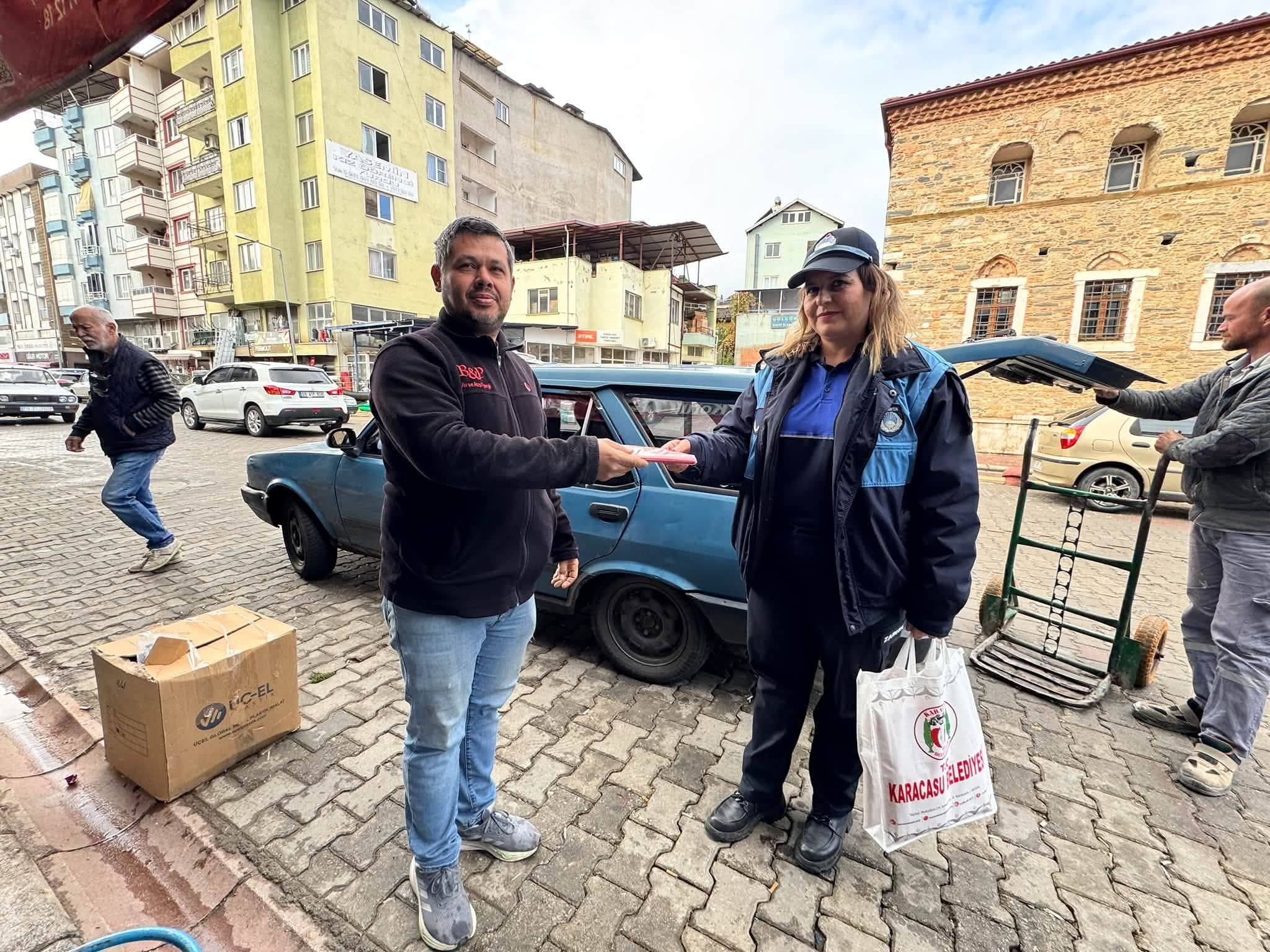 Karacasu Belediyesi Esnafa Turk Bayragi Dagitti Kirmizibeyaz 702822 79505C