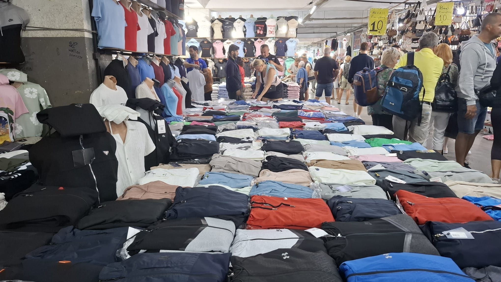 Kusadasi Carsamba Pazarinda Saganak Bereketi 703066 2C69A4