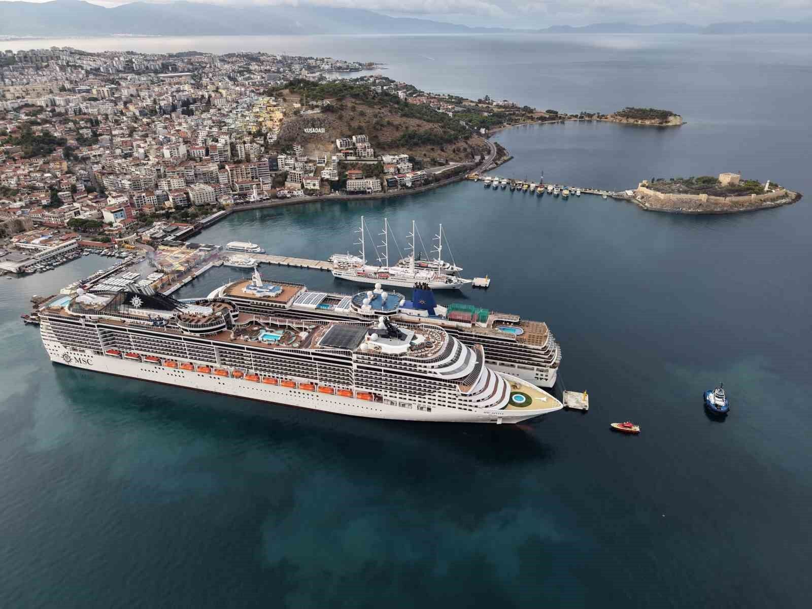 Kusadasi Na 4 Kruvaziyerle 6 Bin Turist Geldi 1791823502016 698056
