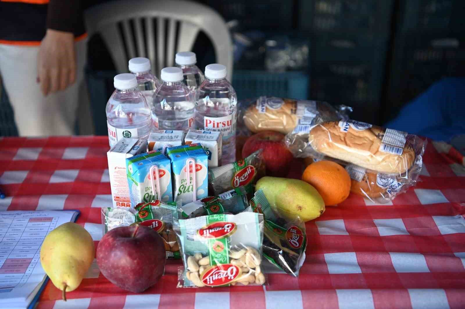 Kusadasi Nda Cocuklara 3 Haftada 4 Bin 200 Beslenme Paketi Dagitildi 1791872101913 177880