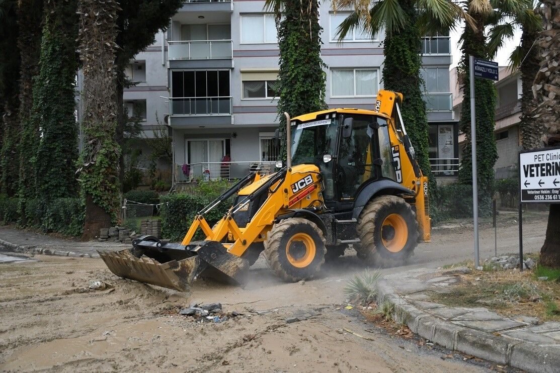 Kusadasi Nda Firtina Sonrasi Ekipler Sahaya Indi 1791989400854 711972