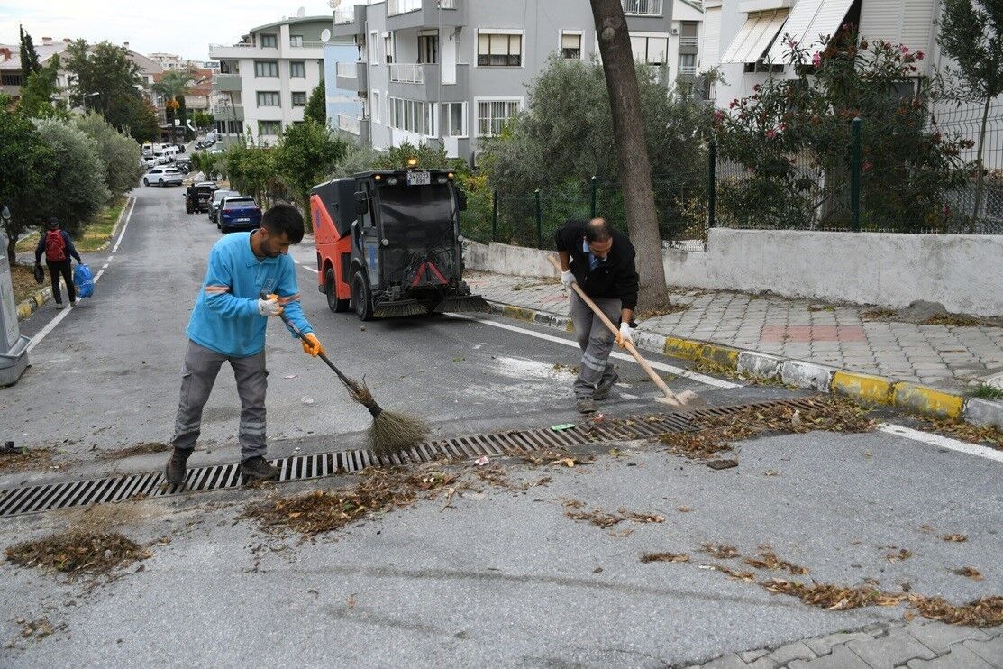 Kusadasi Nda Firtina Sonrasi Ekipler Sahaya Indi 1791989402457 929981