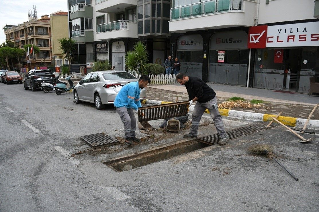Kusadasi Nda Firtina Sonrasi Ekipler Sahaya Indi 1791989403098 926737