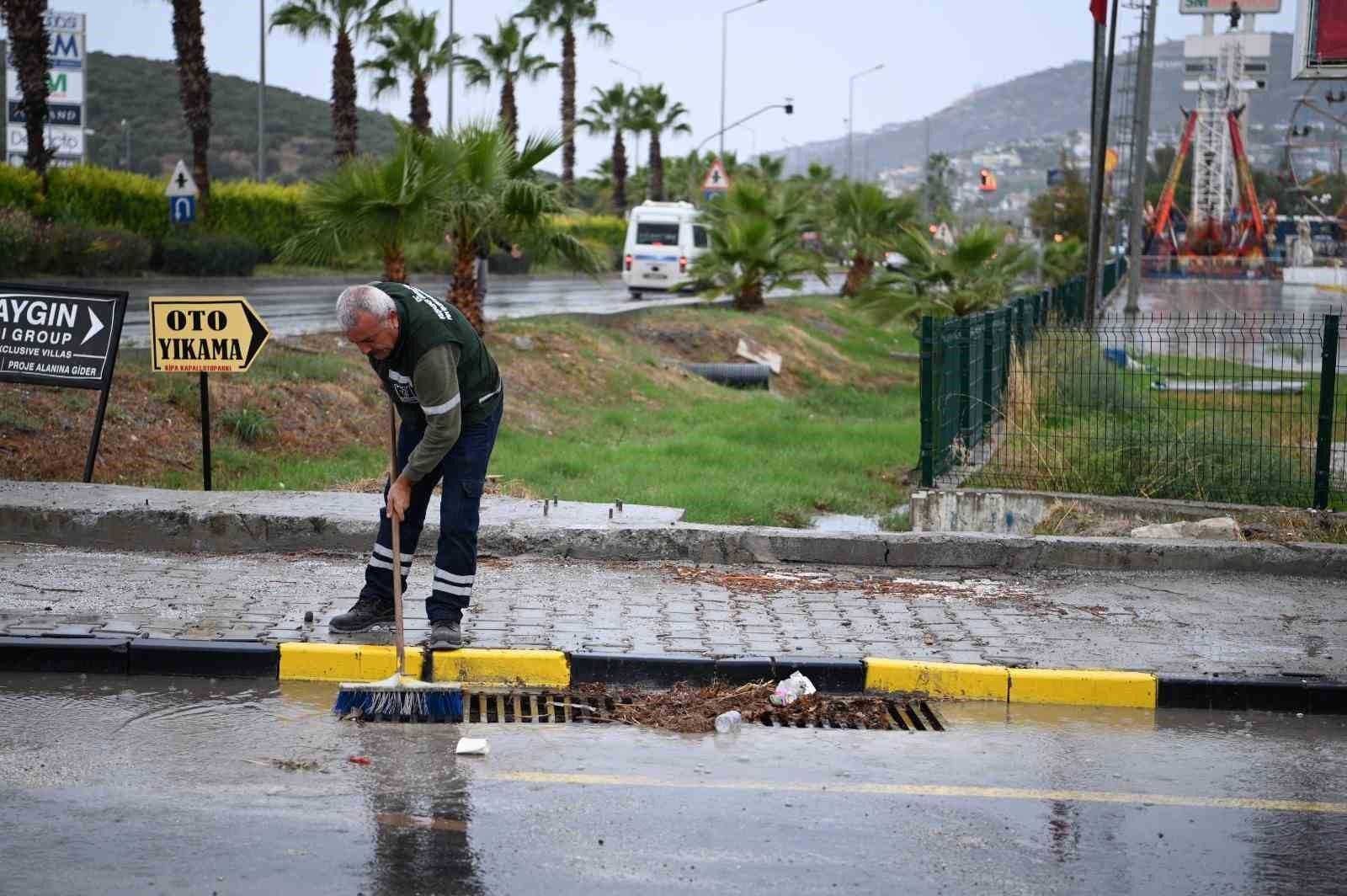 Kusadasi Nda Mazgallar Taskinlara Karsi Temizlendi 1793034002861 729570