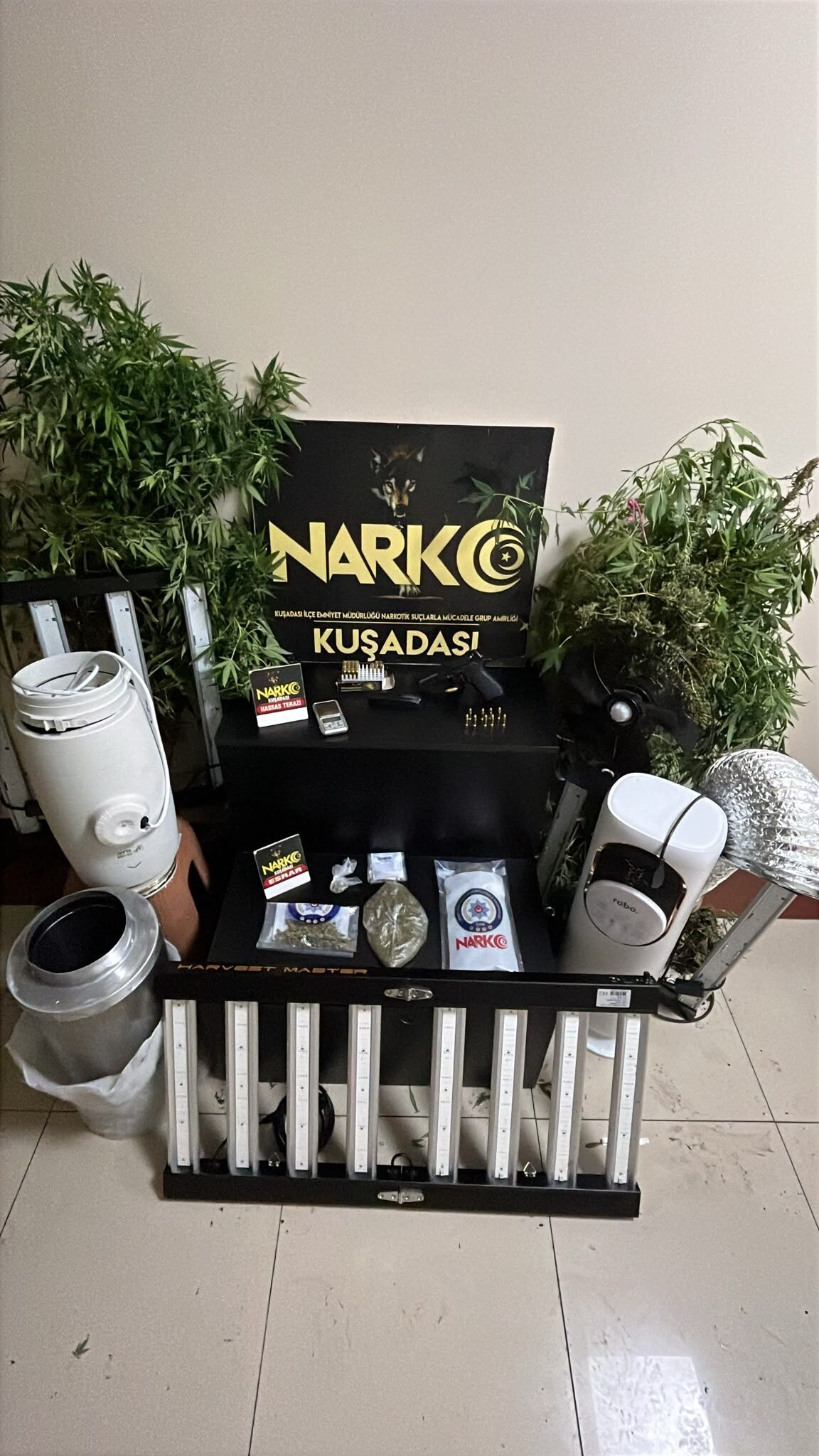 Kusadasinda 15 Kilo Esrar Ele Gecirildi 696568 81E3D7