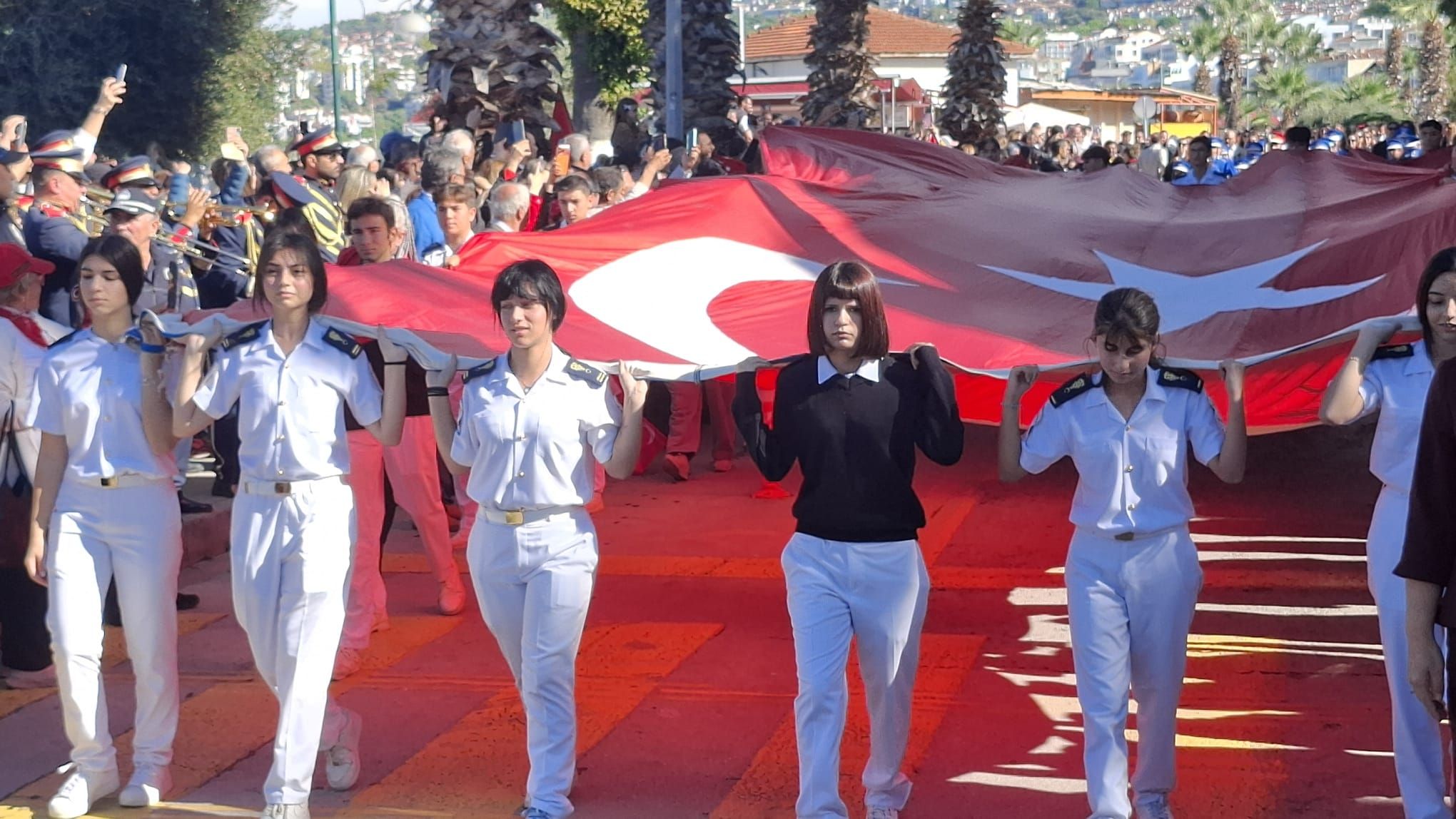 Kusadasinda Kalpler Cumhuriyet Coskusunda Bulustu 703265 1Fe0Ec