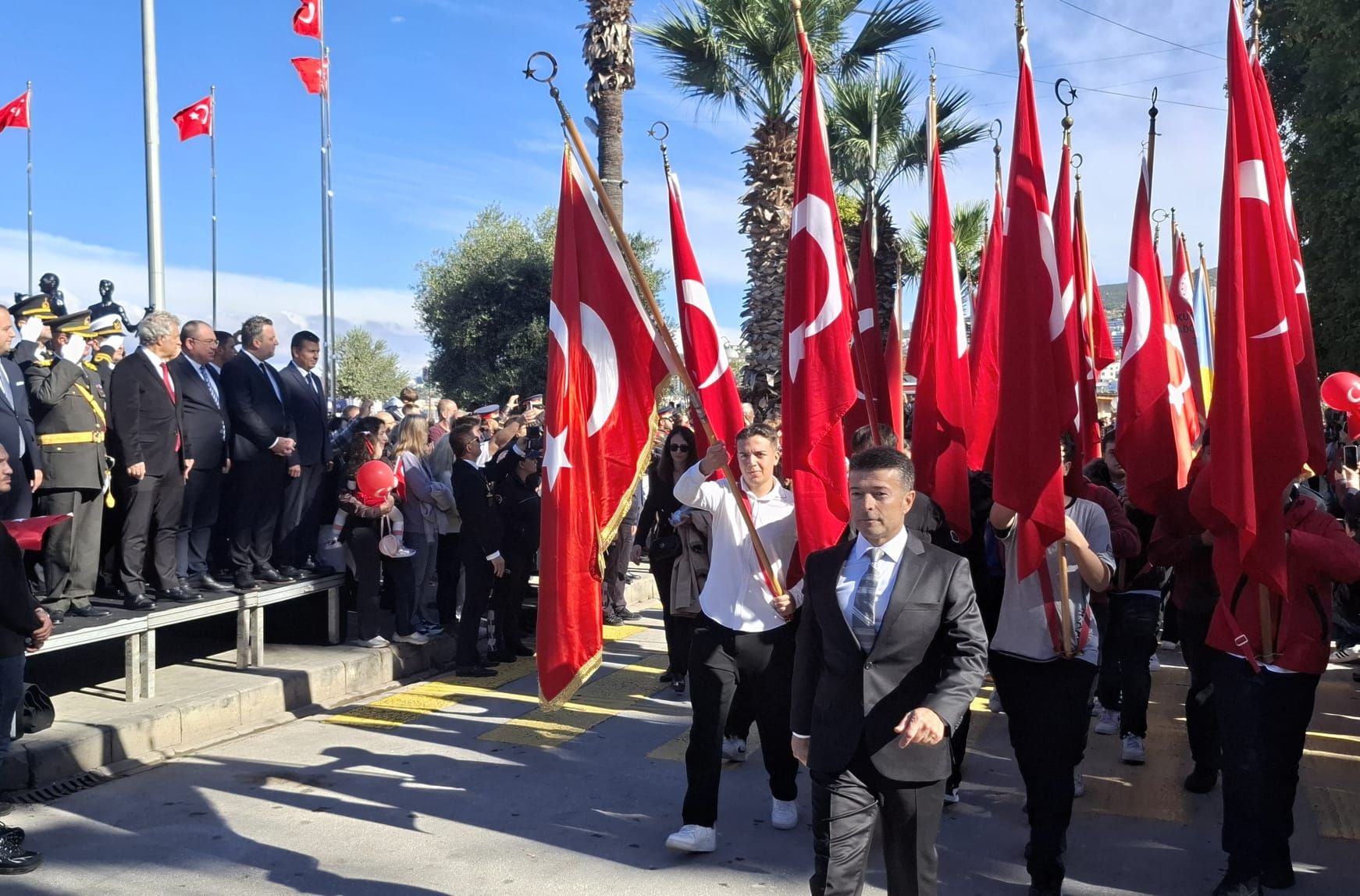 Kusadasinda Kalpler Cumhuriyet Coskusunda Bulustu 703265 43Ed32