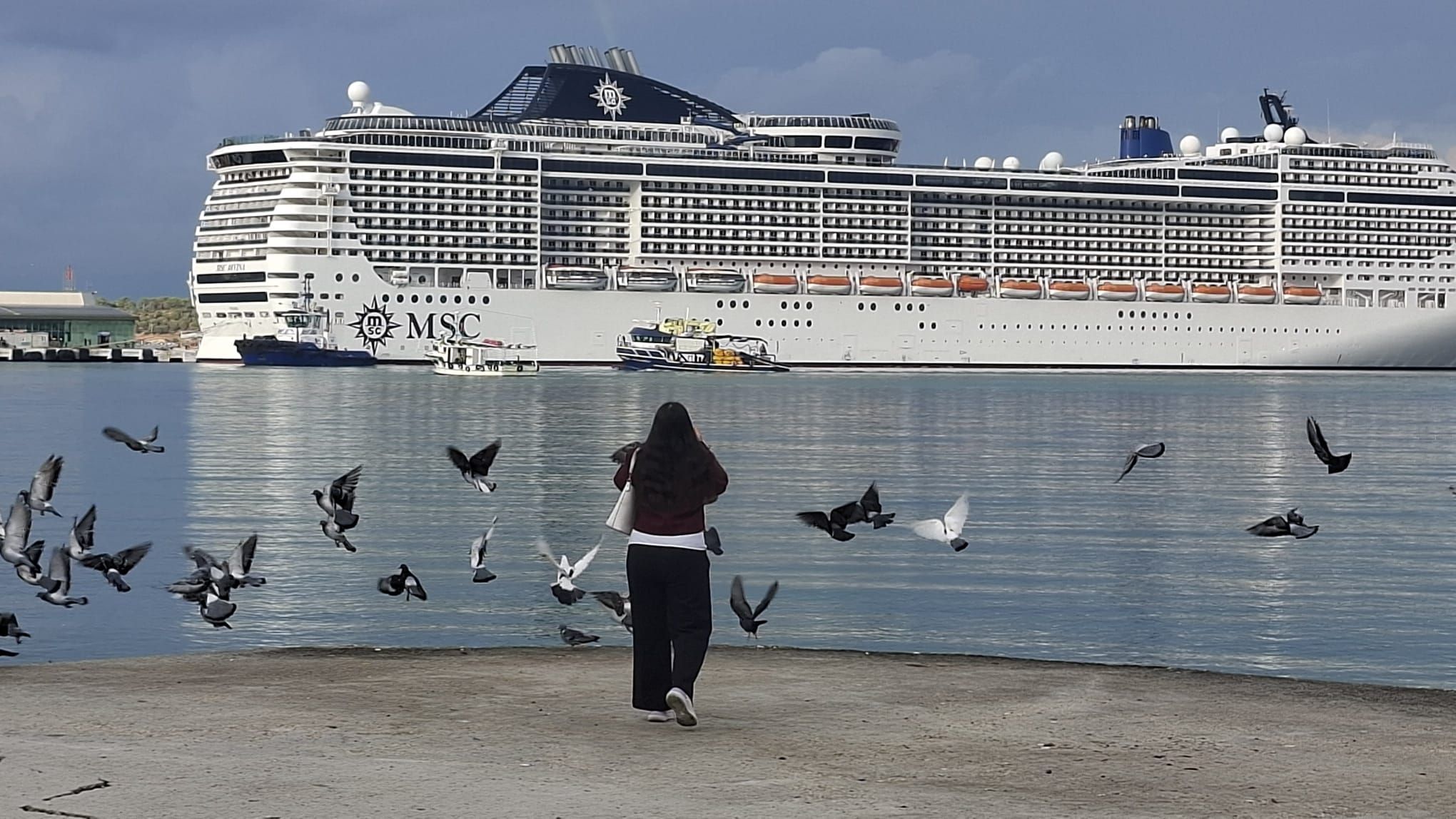 Kusadasinda Sicak Hava Sokaklara Davetiye Cikardi 702106 B95569
