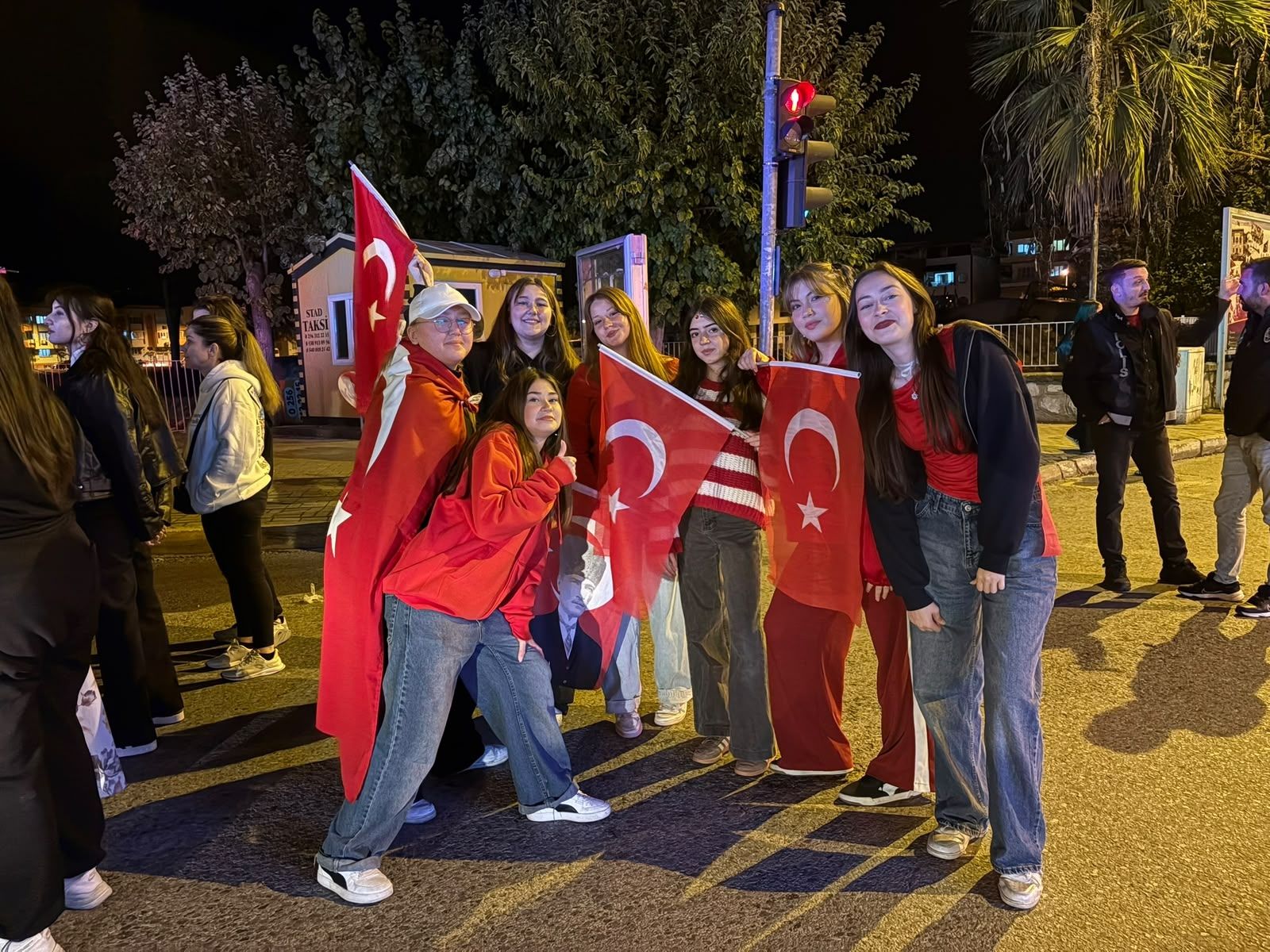 Nazilli Kirmizi Beyaza Burundu Cumhuriyet Sevgisi Sokaklara 703503 30F3C7