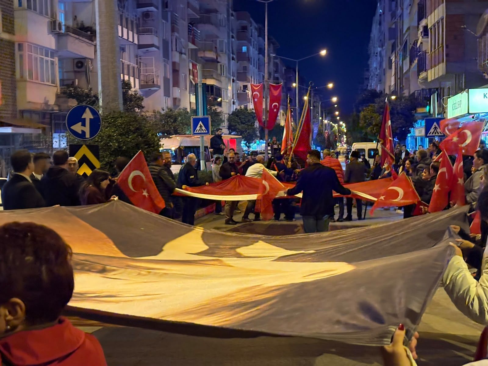 Nazilli Kirmizi Beyaza Burundu Cumhuriyet Sevgisi Sokaklara 703503 D9E532