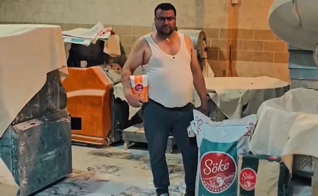 Nazillili Firinci Pisken Ustaligini Reklam Filminde De Goste 701681 Aa675B