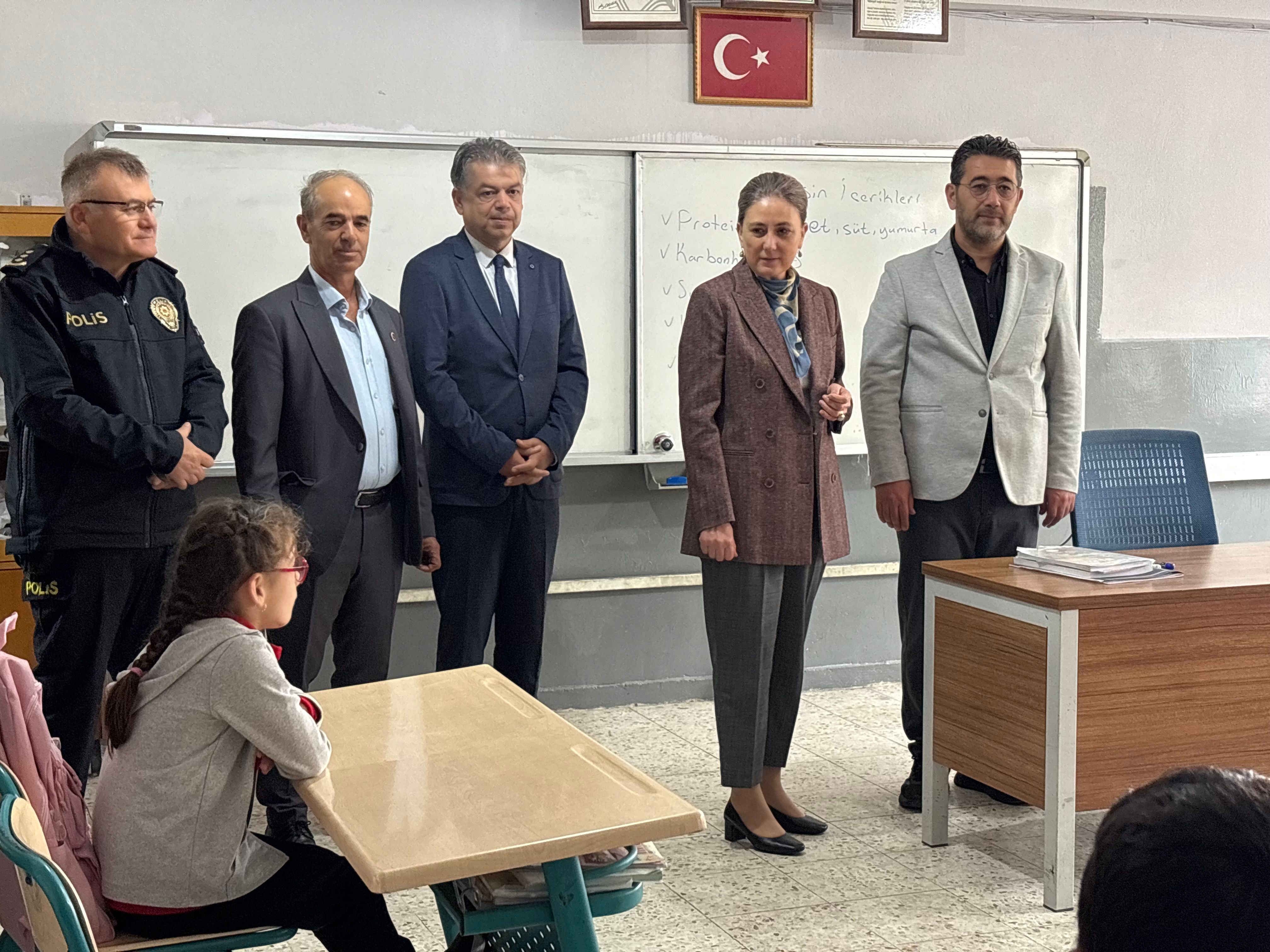 Nazillinin Dort Bir Yaninda Egitim Mesaisi Suruyor Kaymakam 702323 F0E3B4