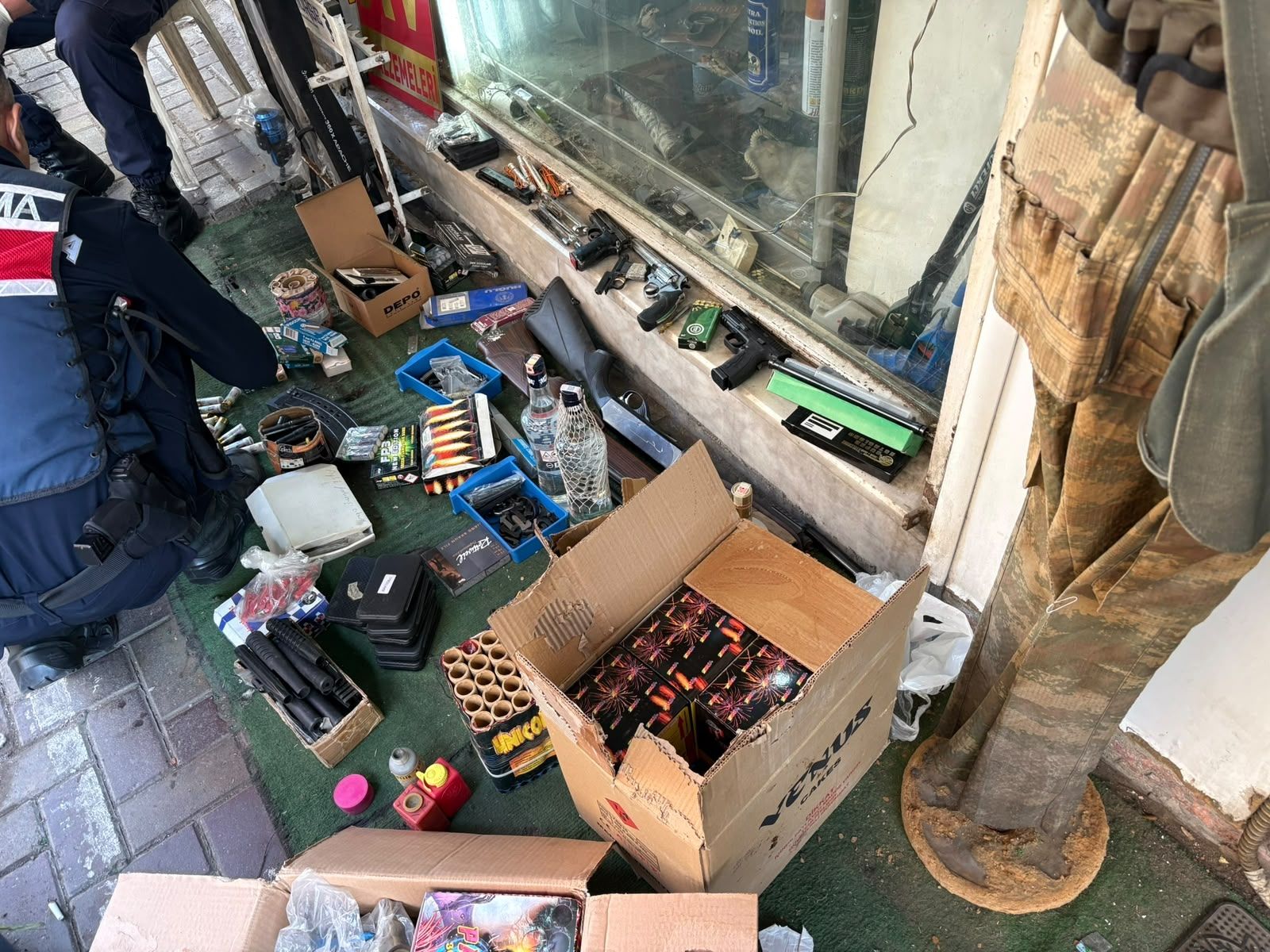 Nazillinin Gobeginde Cephanelik Cikti Jandarma Cok Sayida Ru 701857 Eef098