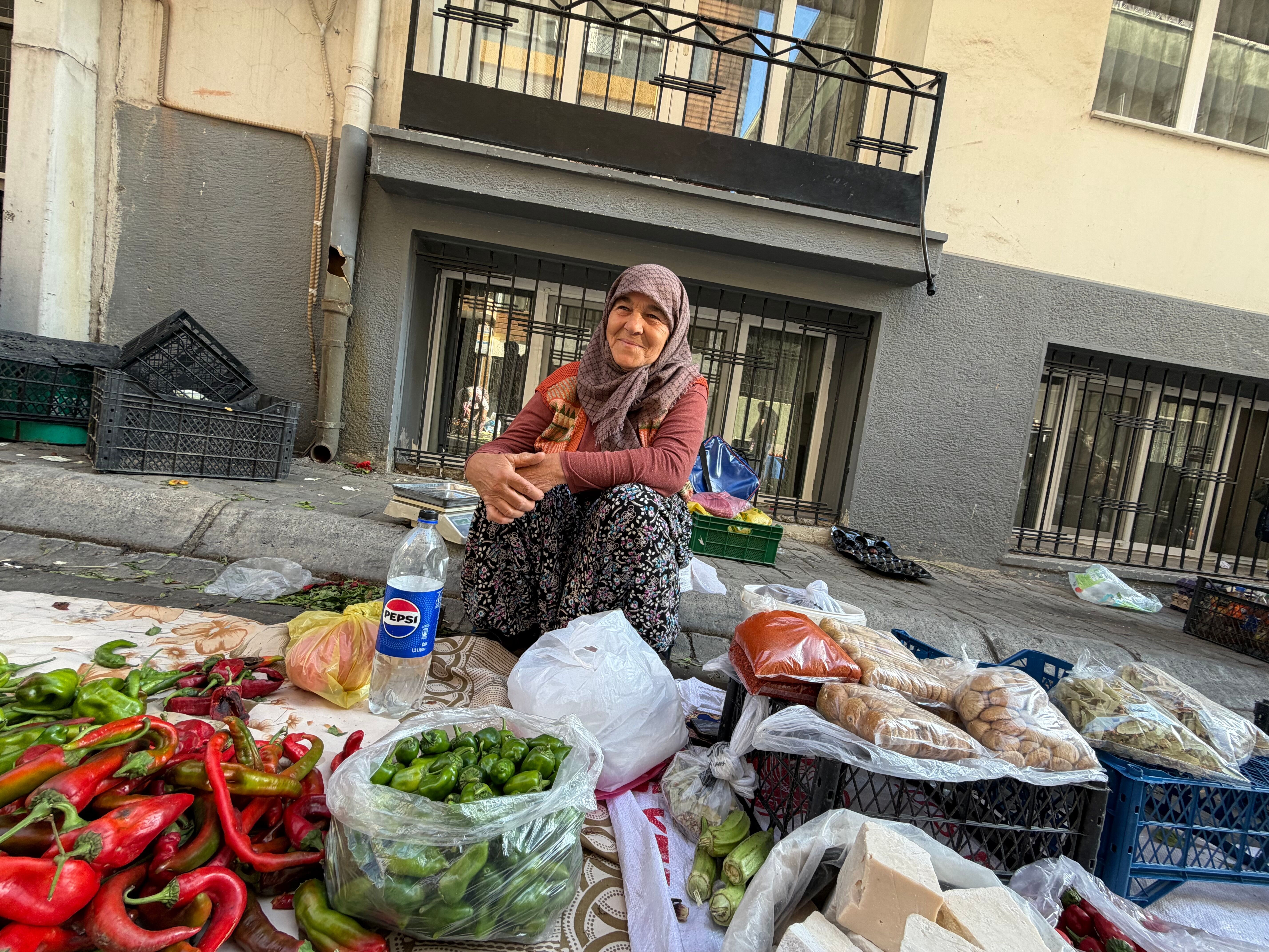 Aydın’da 40 yıldır tezgâh başında: Serpil teyze üretiyor, pazarda satıyor
