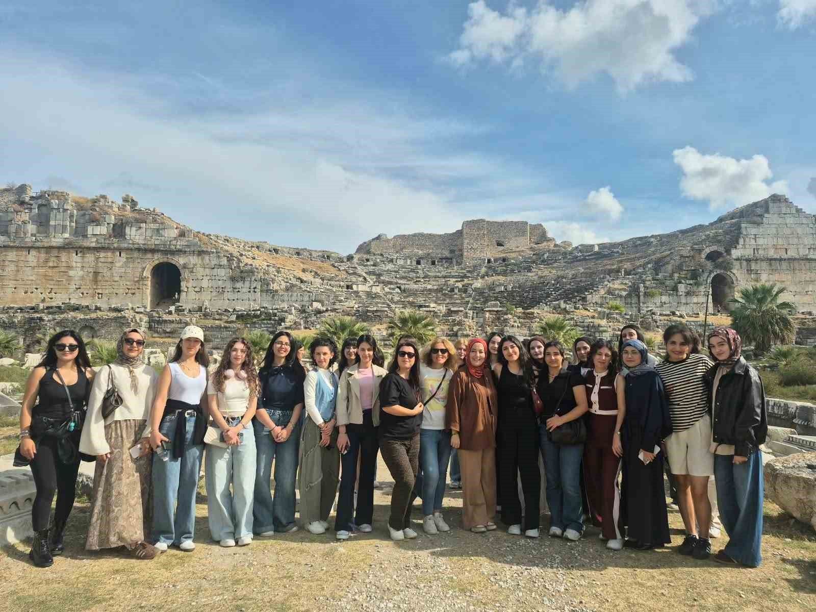 Universite Ogrencileri Didim Ve Milet In Tarihi Mirasini Kesfetti 1792305000493 262445